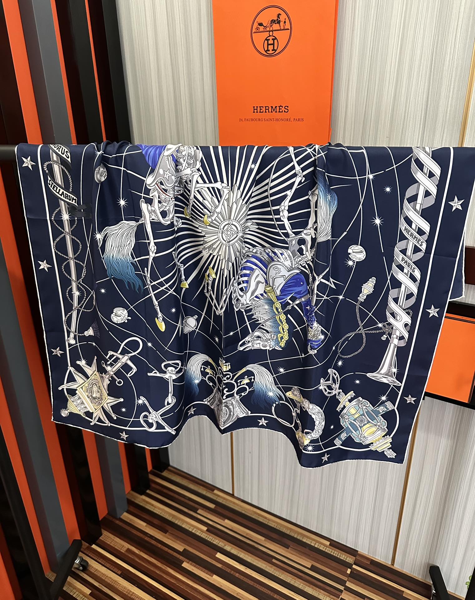 高版本。2010爱马仕【星辰合唱曲】90典藏方巾通过别致的经典色彩向原创设计致敬太阳作品未经重新诠释或设