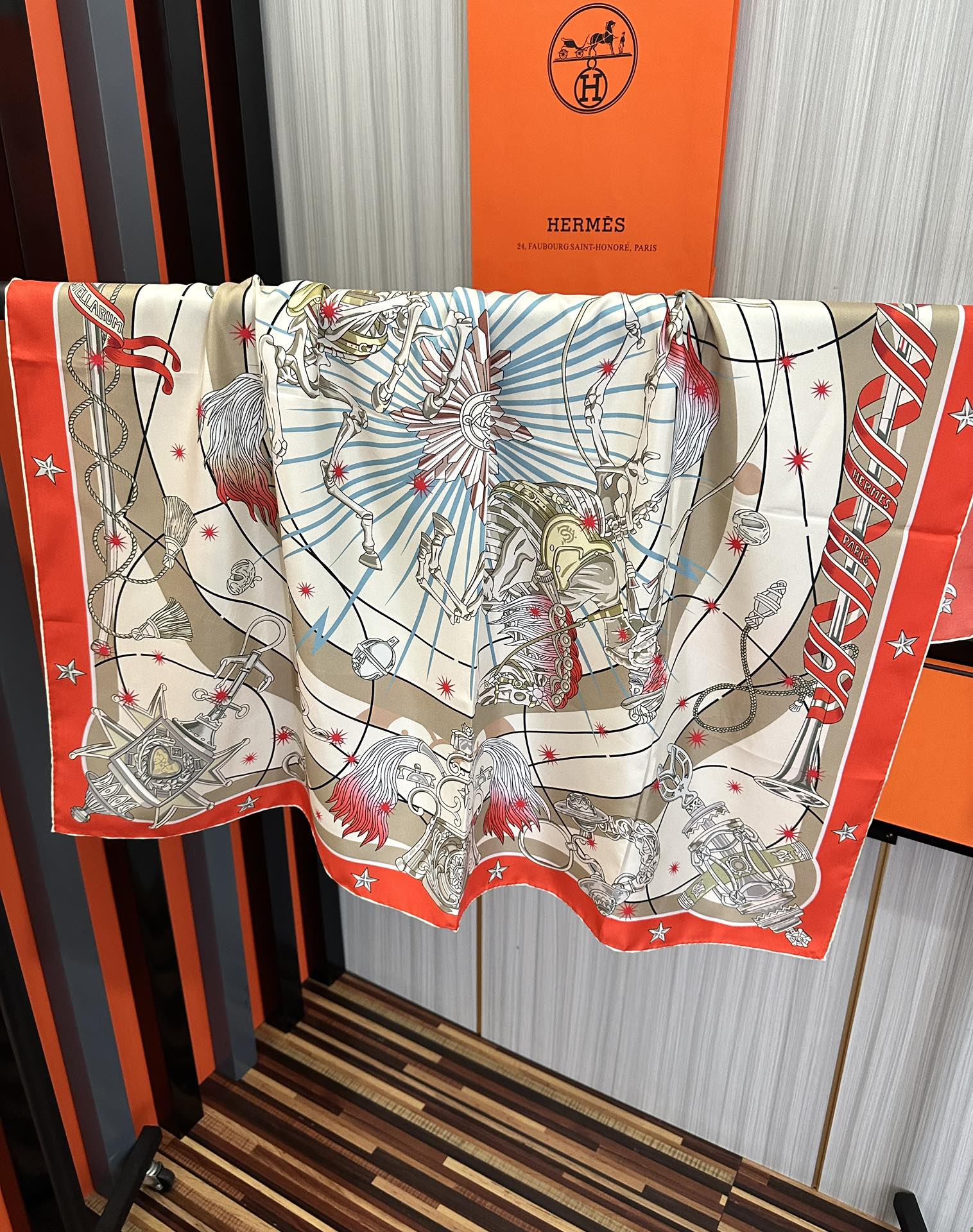 高版本。2010爱马仕【星辰合唱曲】90典藏方巾通过别致的经典色彩向原创设计致敬太阳作品未经重新诠释或设