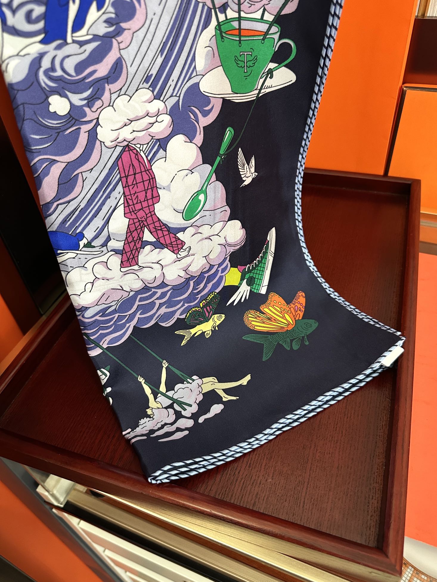  高版本2025𝐇𝐞𝐫𝐦𝐞𝐬 。《我的云间万象》设计犹如梦幻的邀约庆祝这条丝巾充满了童趣發富有想象👍带你