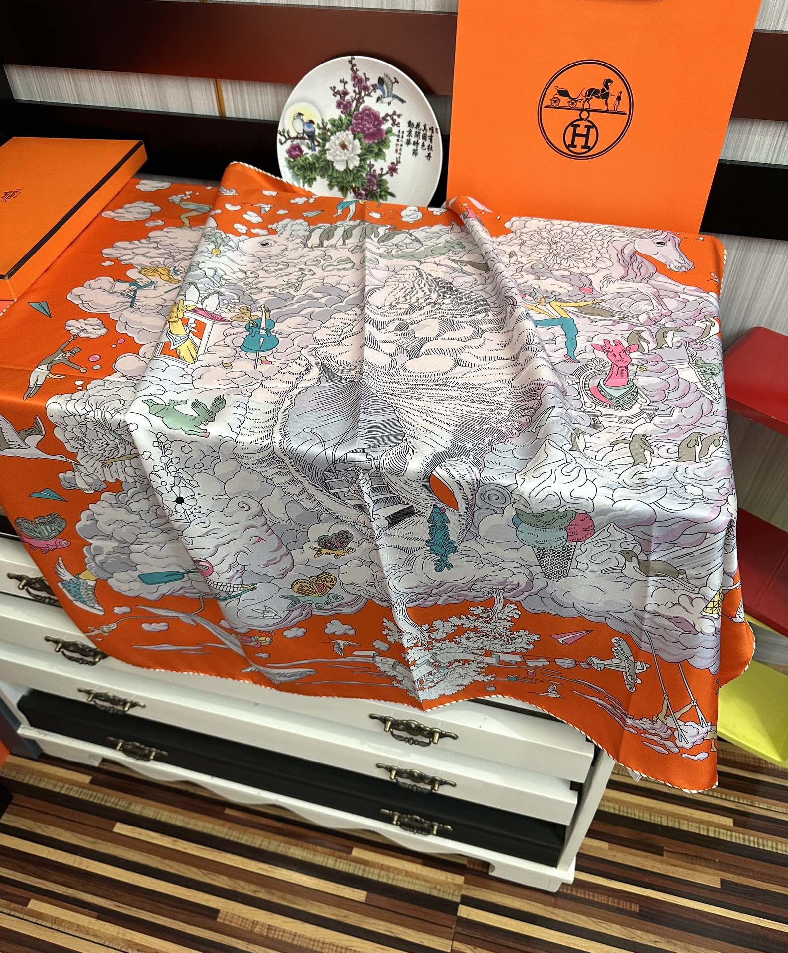  高版本2025𝐇𝐞𝐫𝐦𝐞𝐬 。《我的云间万象》设计犹如梦幻的邀约庆祝这条丝巾充满了童趣發富有想象👍带你