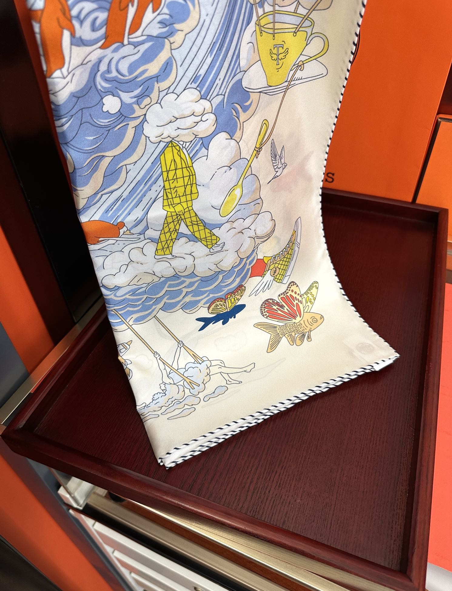  高版本2025𝐇𝐞𝐫𝐦𝐞𝐬 。《我的云间万象》设计犹如梦幻的邀约庆祝这条丝巾充满了童趣發富有想象👍带你