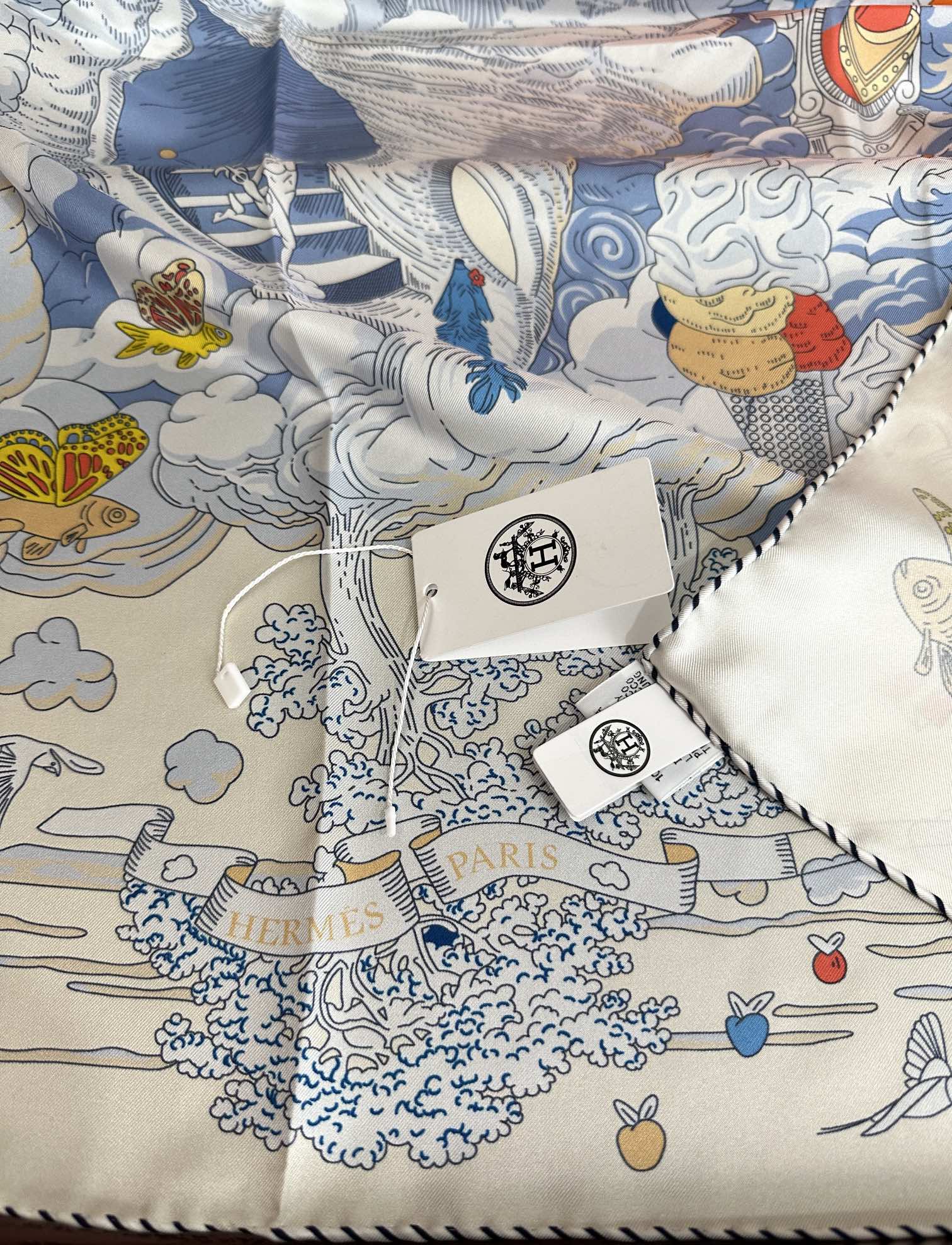  高版本2025𝐇𝐞𝐫𝐦𝐞𝐬 。《我的云间万象》设计犹如梦幻的邀约庆祝这条丝巾充满了童趣發富有想象👍带你