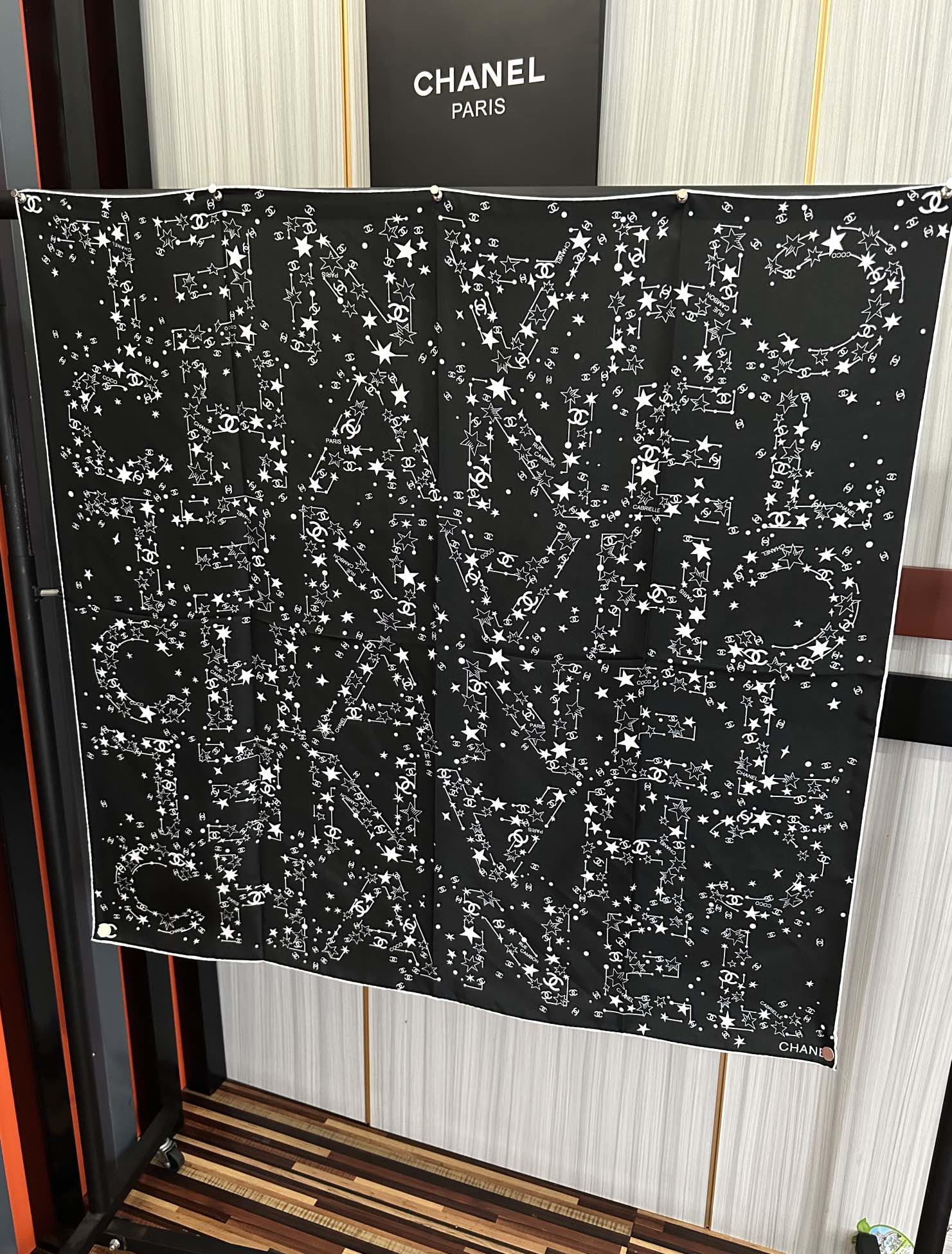 🆕 新款 香奈儿【涂鸦字母系列】👍香奶奶永远都是比较经典發一条印有字母Logo交织图案巧妙搭配得意简直太