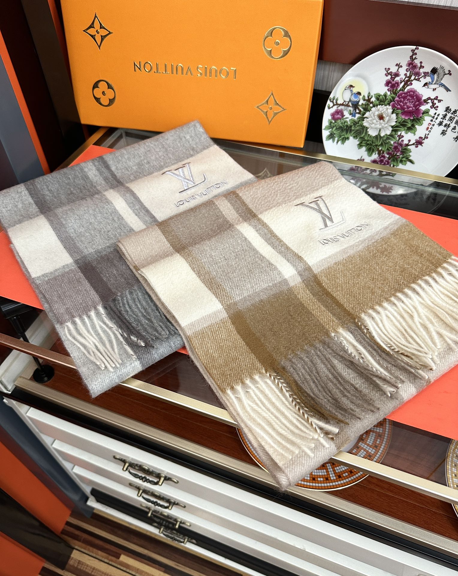 上新。2010 吧宝利 最爆款【采用内蒙古山羊绒】🎉男女士情侣款👫围巾‼️太美了😎让人耳目一新的感觉色色