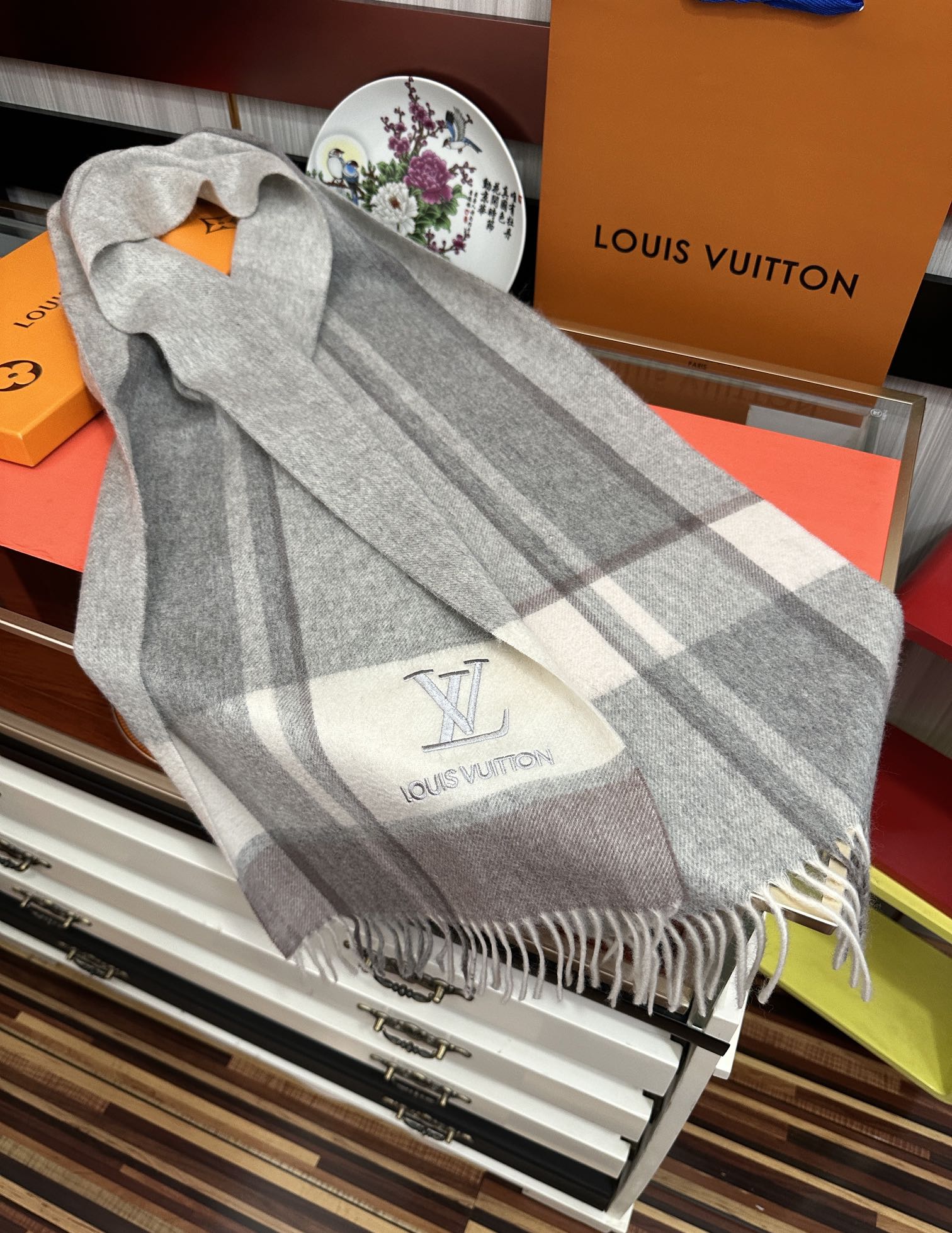 上新。2010 吧宝利 最爆款【采用内蒙古山羊绒】🎉男女士情侣款👫围巾‼️太美了😎让人耳目一新的感觉色色