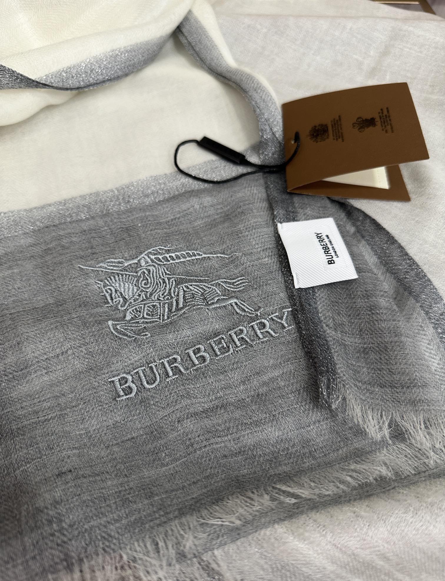  上新。2010 巴宝莉👍重磅推荐🎀太美了👓火爆N年的格子，人人都喜欢💕时潮人都有好几条巴家围巾放在衣橱