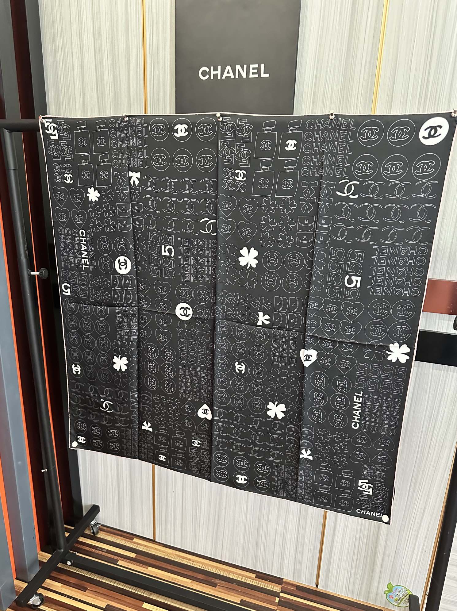 。高版本 香奈儿 【5号香水瓶】👍香奶奶永远都是比较经典發一条印有5号香水瓶跟四叶草交织图案巧妙搭配得意