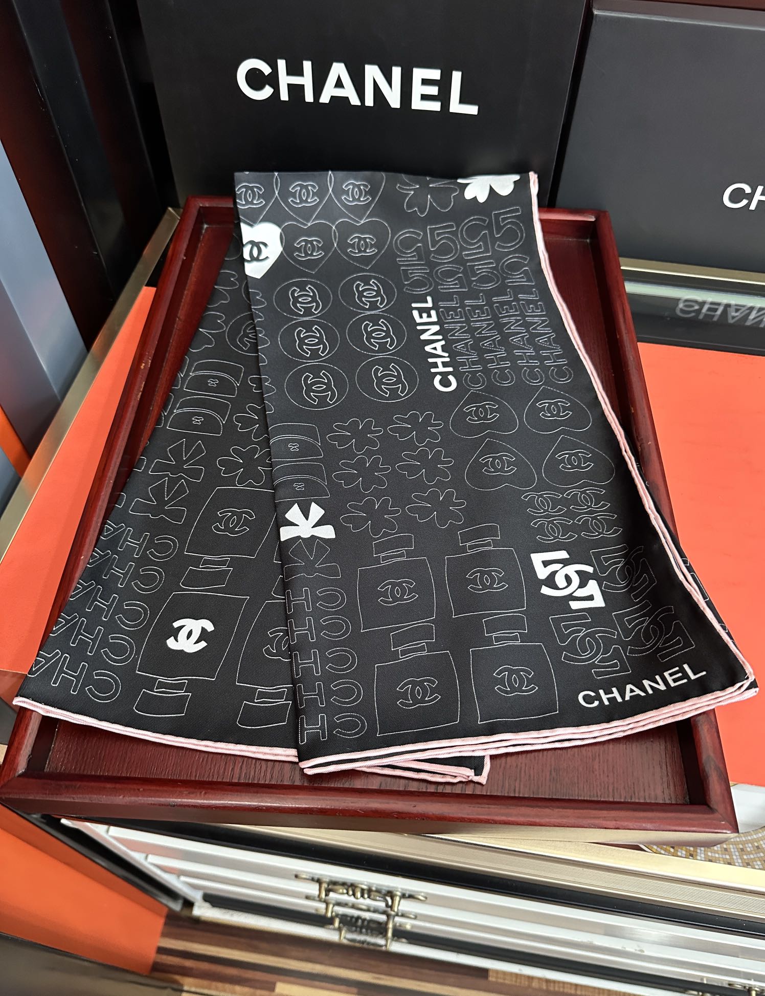 。高版本 香奈儿 【5号香水瓶】👍香奶奶永远都是比较经典發一条印有5号香水瓶跟四叶草交织图案巧妙搭配得意