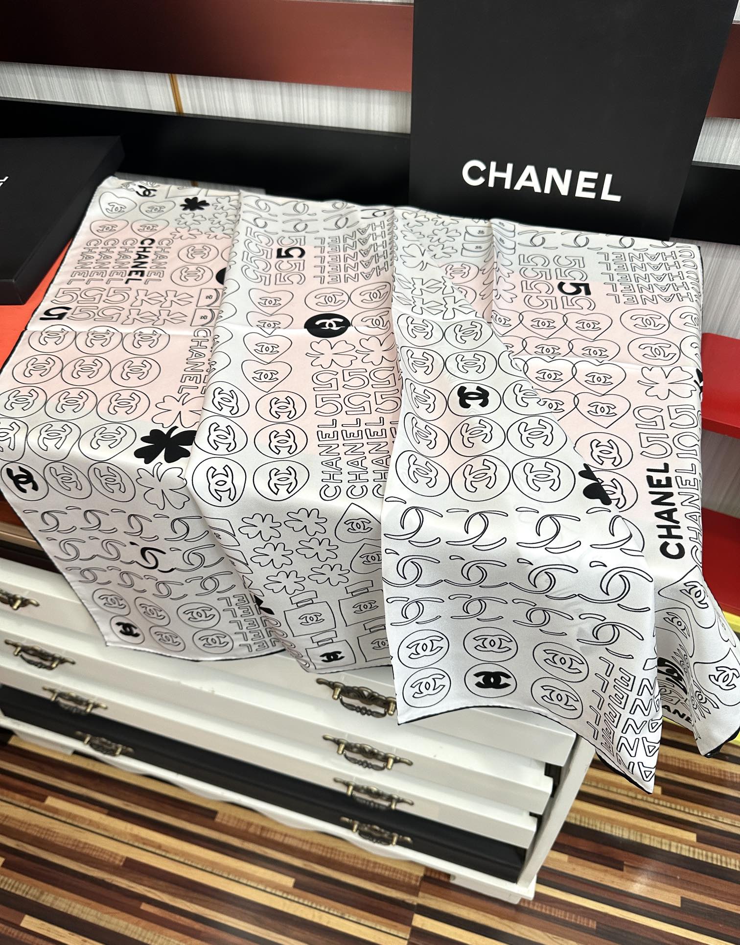 。高版本 香奈儿 【5号香水瓶】👍香奶奶永远都是比较经典發一条印有5号香水瓶跟四叶草交织图案巧妙搭配得意