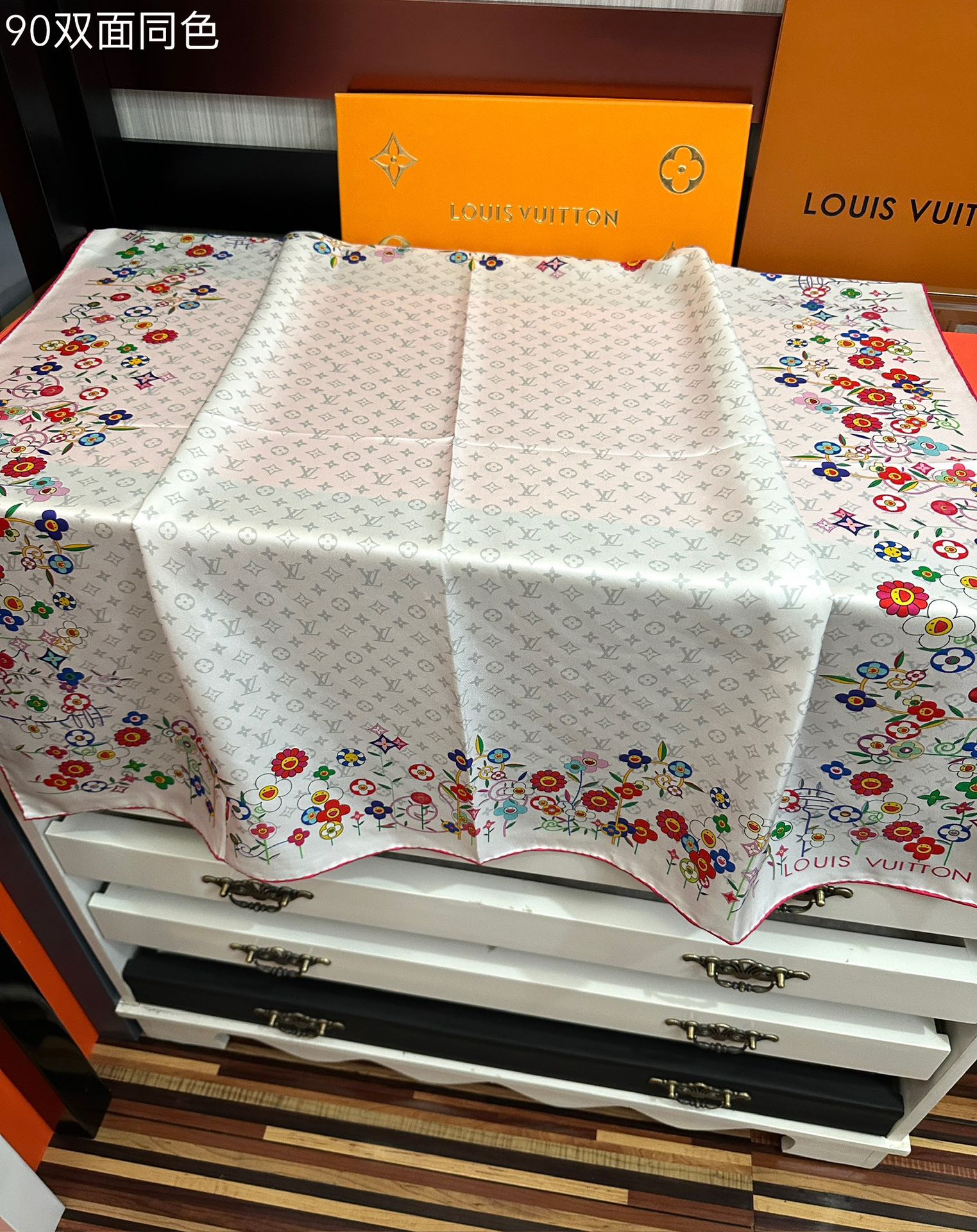 。高版本LV官网同步【双面同色】庆祝2025最新款“L家”通过别致的经典色彩向原创设计致敬太阳作品未经重