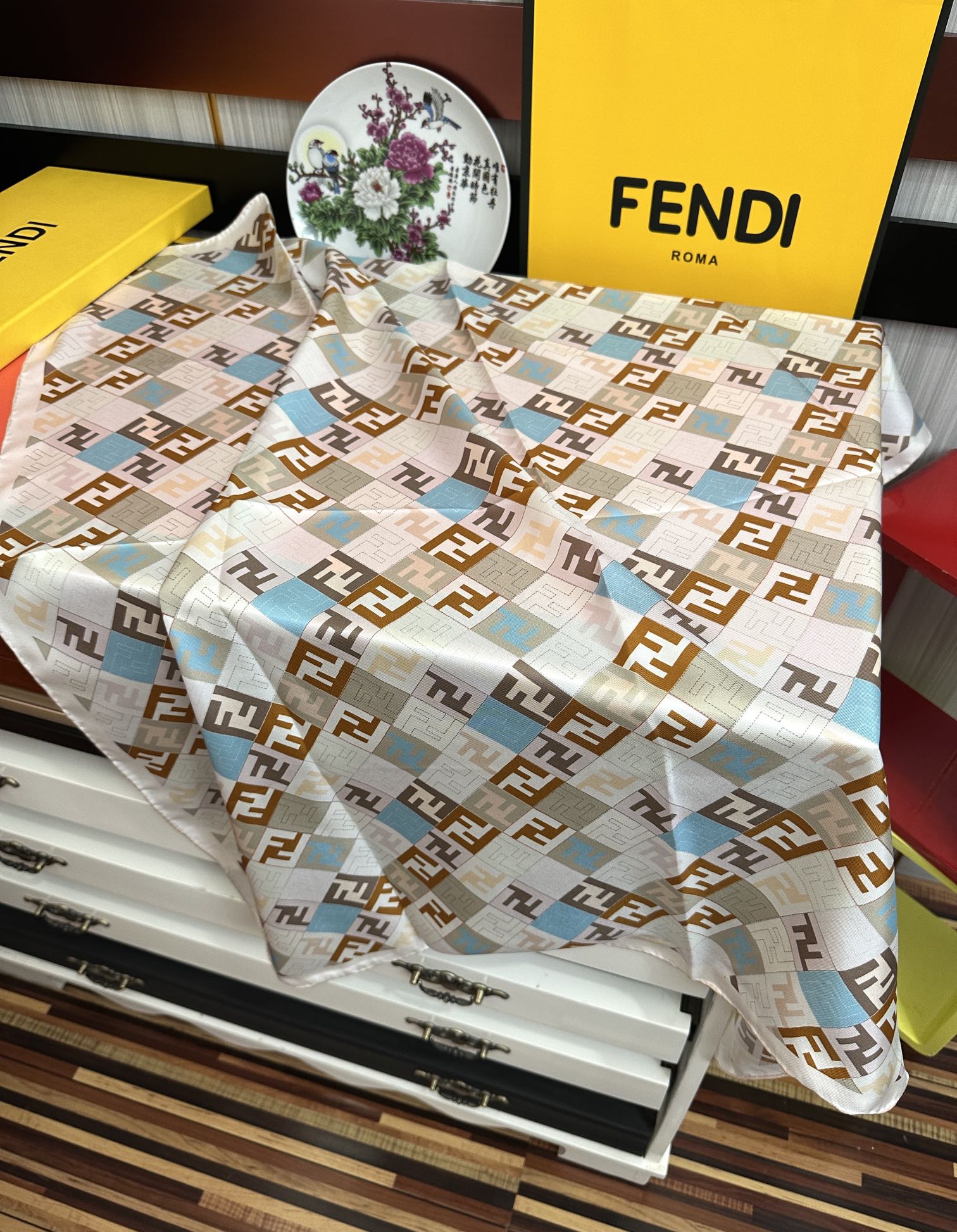  。新款2025Fendi 围巾 采用定制的“Walking around Rome”图案庆祝灵感源自罗