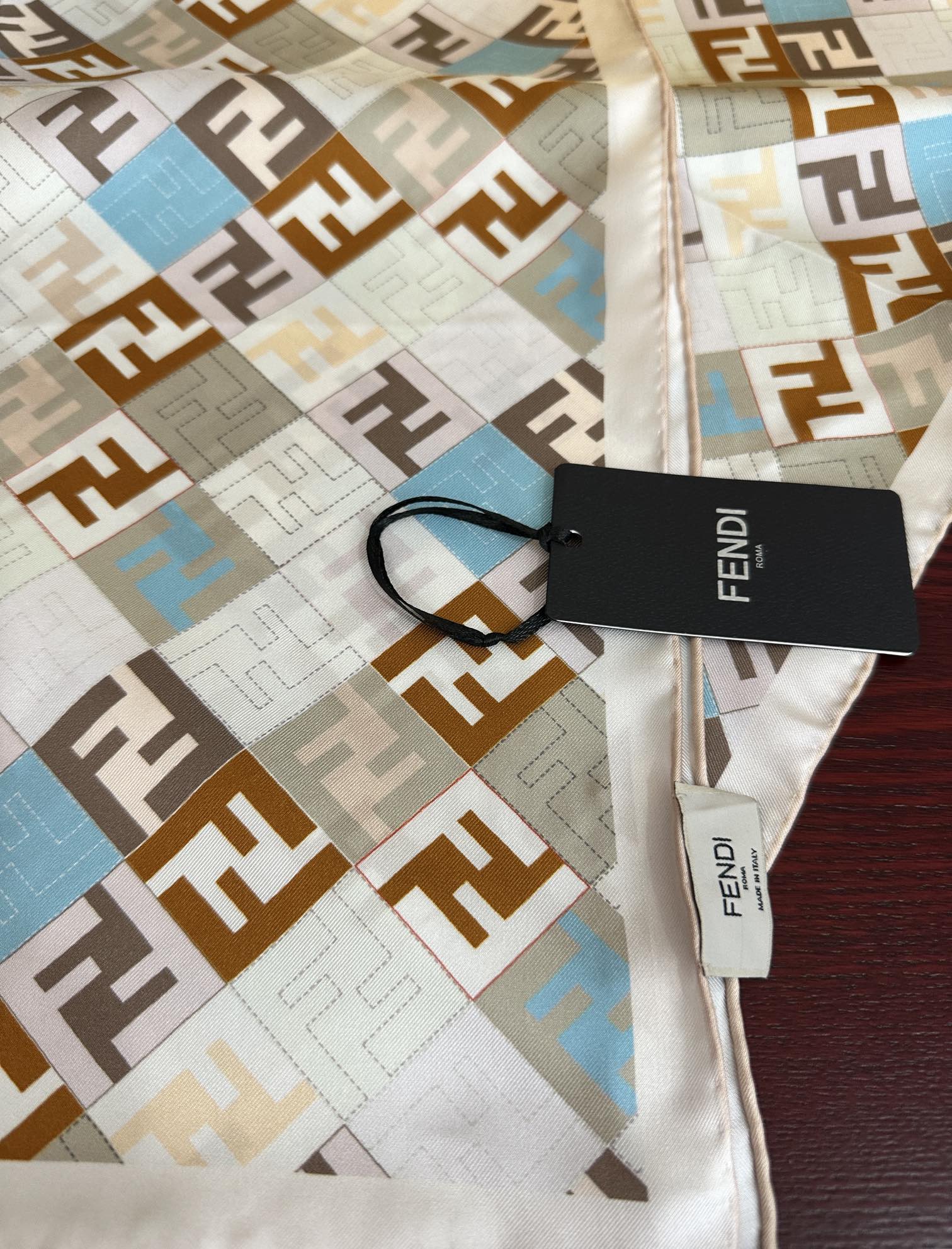  。新款2025Fendi 围巾 采用定制的“Walking around Rome”图案庆祝灵感源自罗