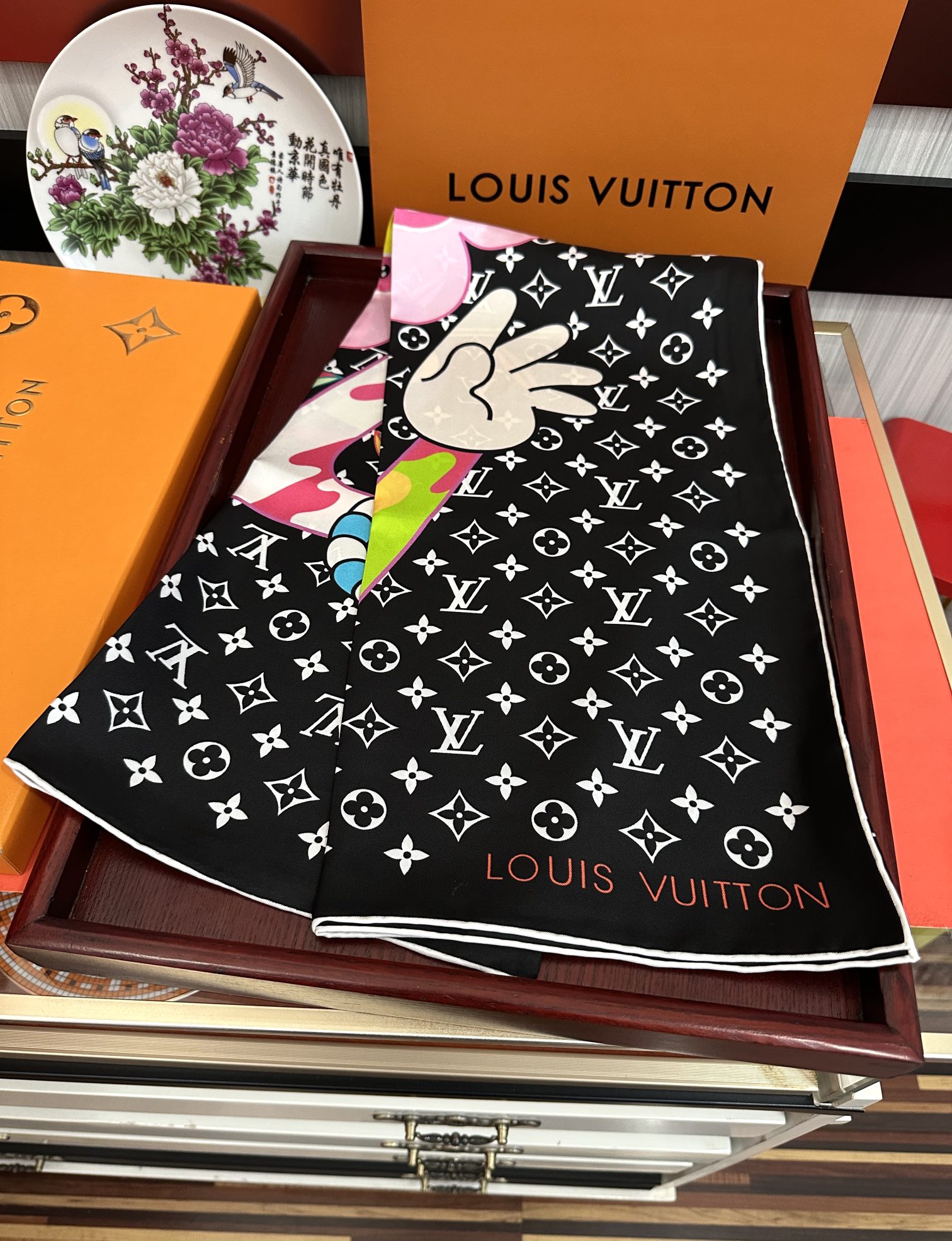 。2010新品LV专柜同步【18mm双面同色】太美了庆祝“L家”90典藏方巾通过别致的经典色彩向原创设计