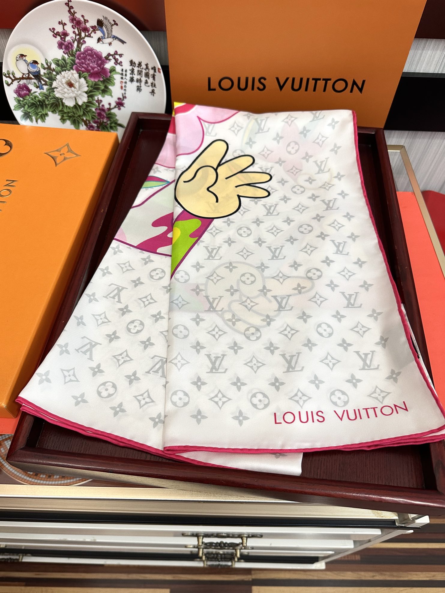 。2010新品LV专柜同步【18mm双面同色】太美了庆祝“L家”90典藏方巾通过别致的经典色彩向原创设计