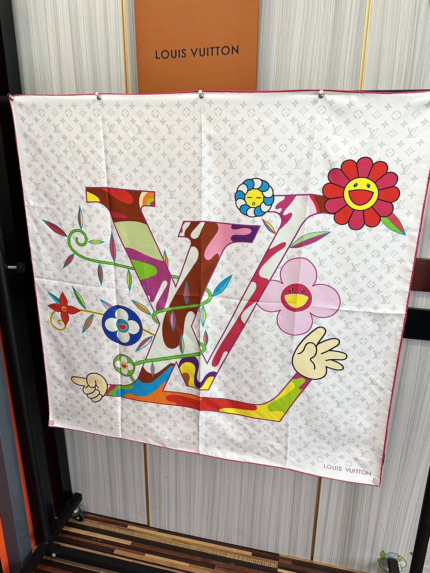 。2010新品LV专柜同步【18mm双面同色】太美了庆祝“L家”90典藏方巾通过别致的经典色彩向原创设计