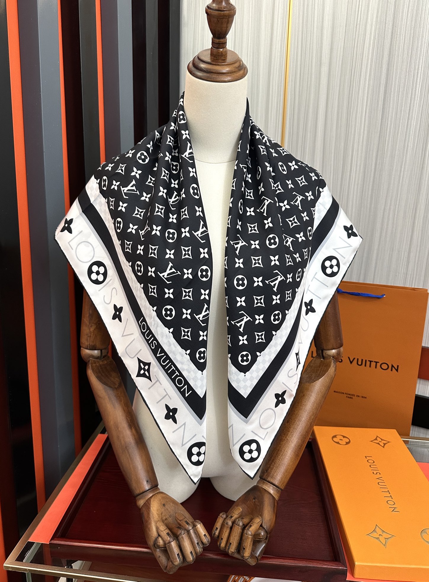 太阳 LV 25官网同步【双面同色】随便怎么围都好看發太美了庆祝顶级的设计發风格非常适合夏天搭配色随便怎