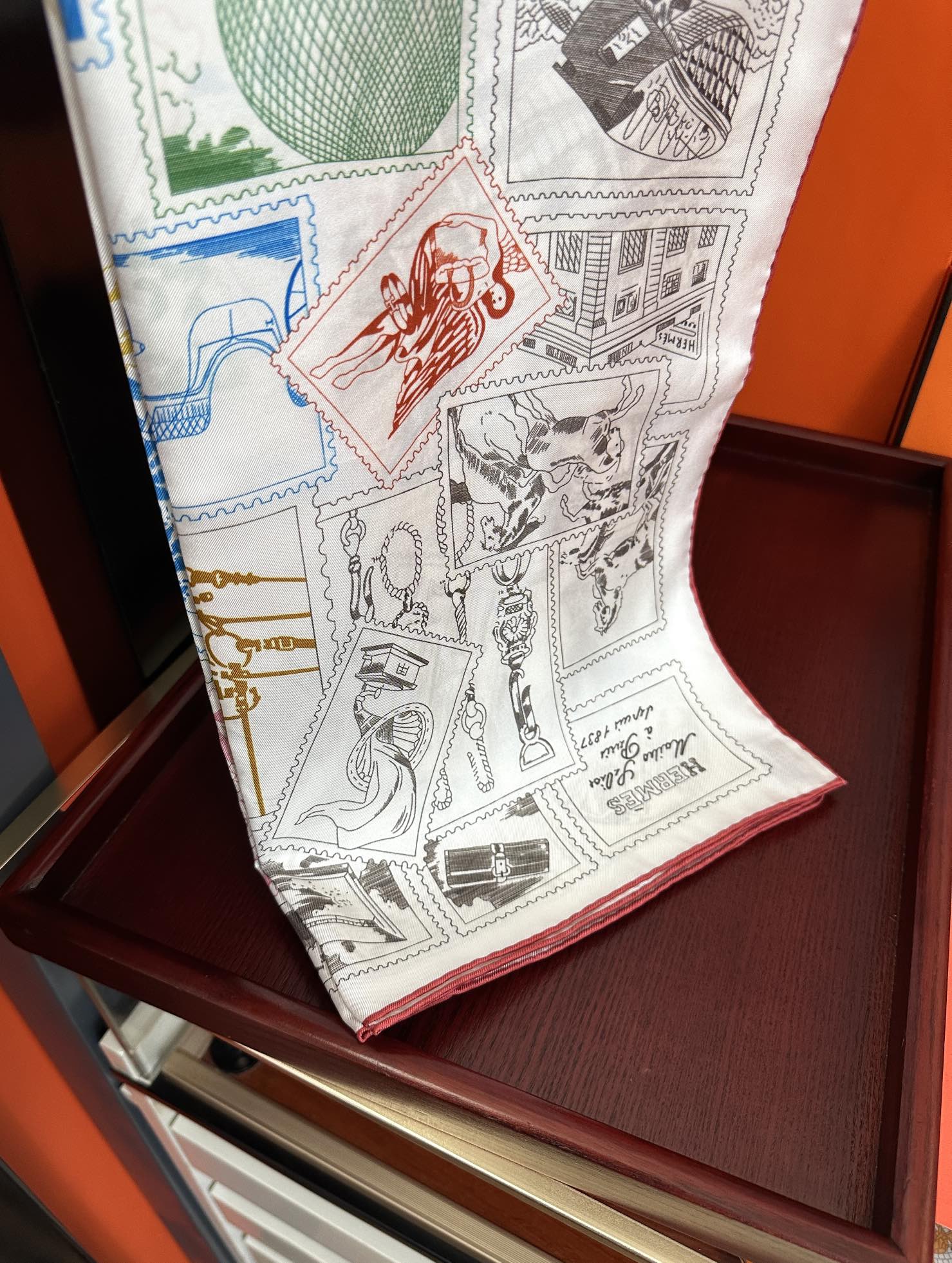 上新2025 。HERMES 重磅庆祝【福宝集邮者】90方巾嘴唇精简时髦，太美了 品质感很显好得意好搭到