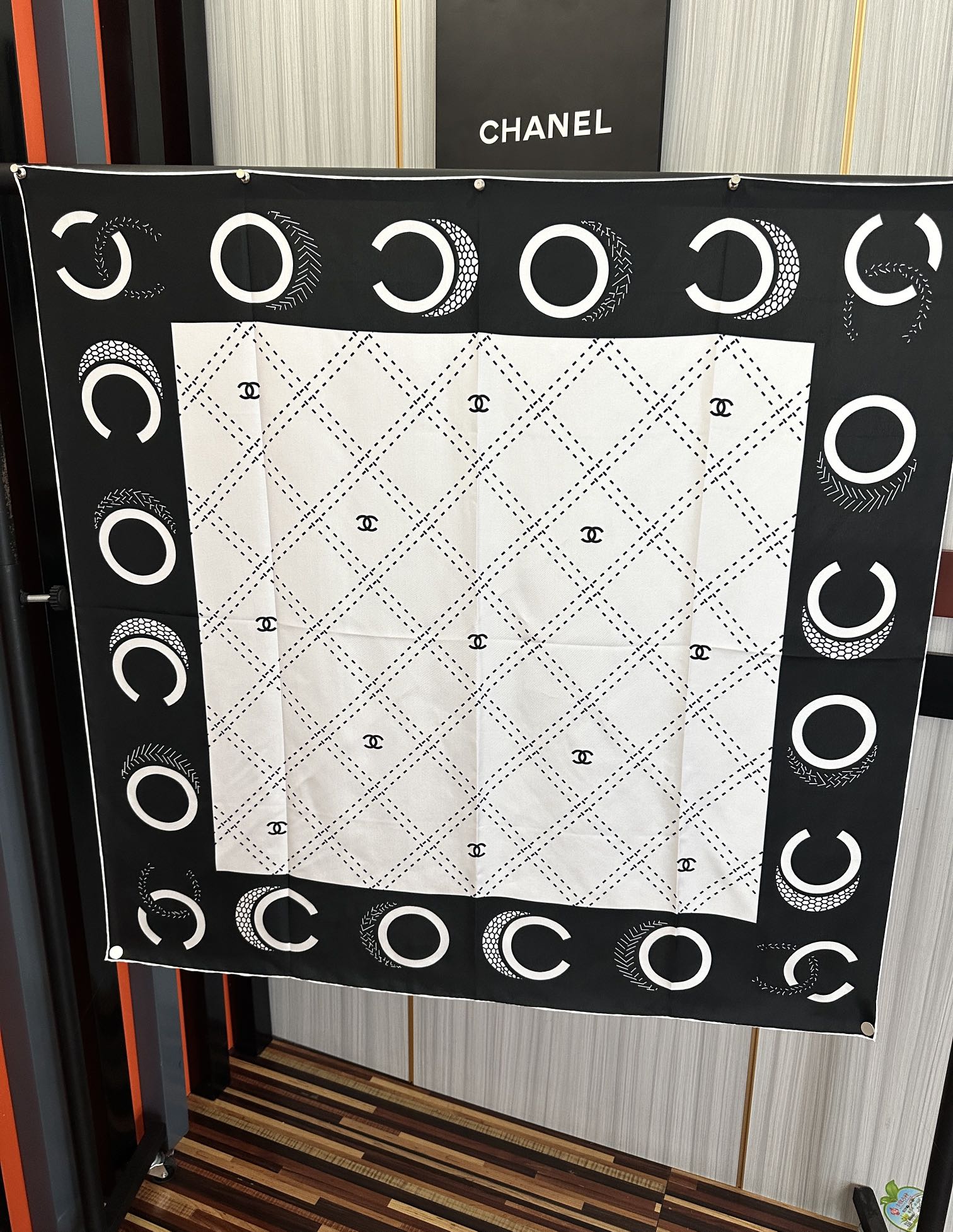  。香奈儿 官网同步 精致手工卷边得意极具品牌特色的涂鸦签名暗纹提花+简洁的COCO字母元素印花庆祝大幅