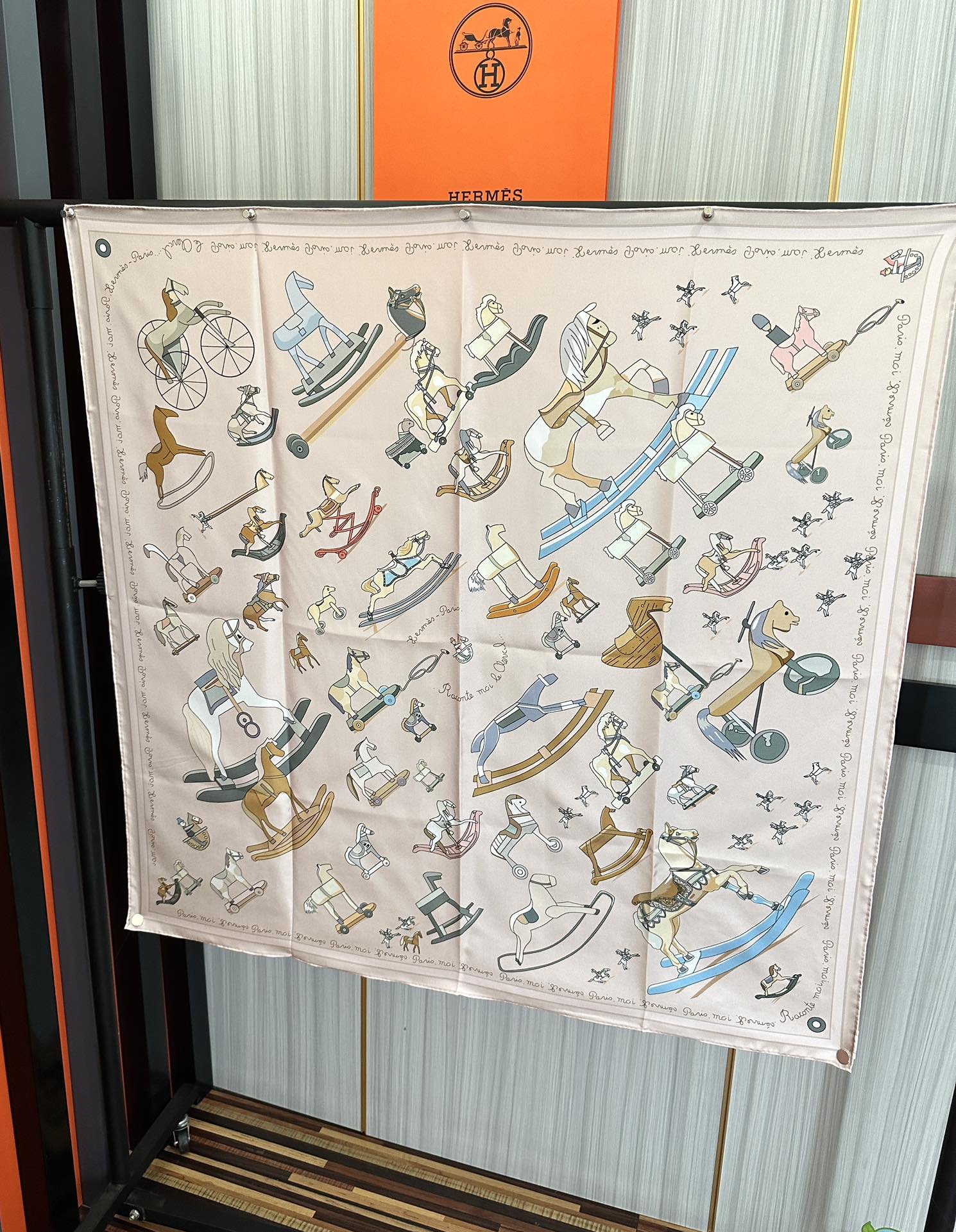 🆕高品质 爱马仕 【策马奔腾】官网同步 90方巾 创作渊源在比利时的圣吉尔区嘴唇建筑师维克多•霍塔 
H