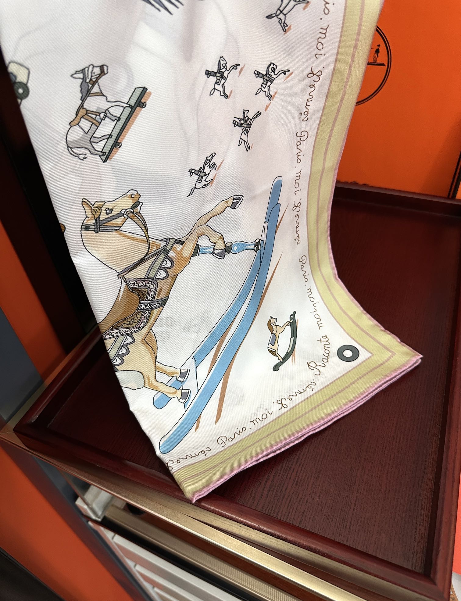 🆕高品质 爱马仕 【策马奔腾】官网同步 90方巾 创作渊源在比利时的圣吉尔区嘴唇建筑师维克多•霍塔 
H