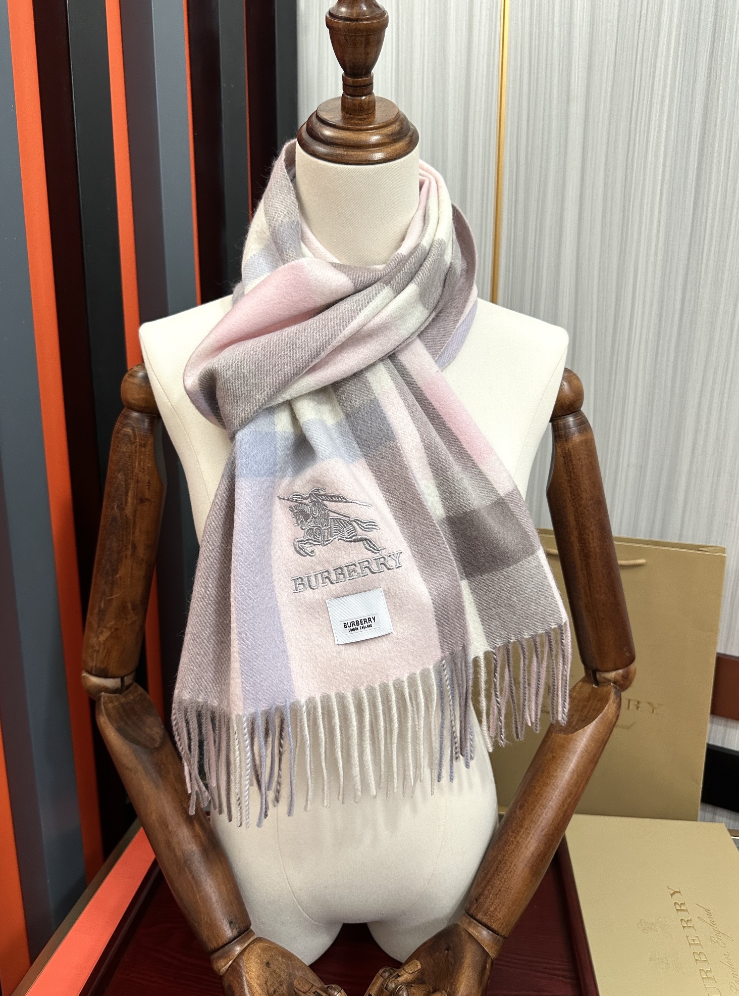 。85%山羊绒  2025巴宝莉【刺绣战马】采用内蒙古顶级山羊绒 最新款男女通用情侣款👫重磅推荐💥 经典