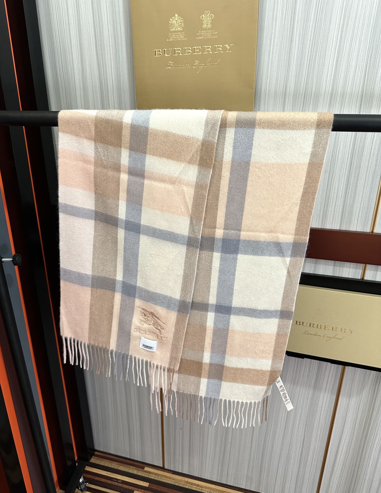 。85%山羊绒  2025巴宝莉【刺绣战马】采用内蒙古顶级山羊绒 最新款男女通用情侣款👫重磅推荐💥 经典