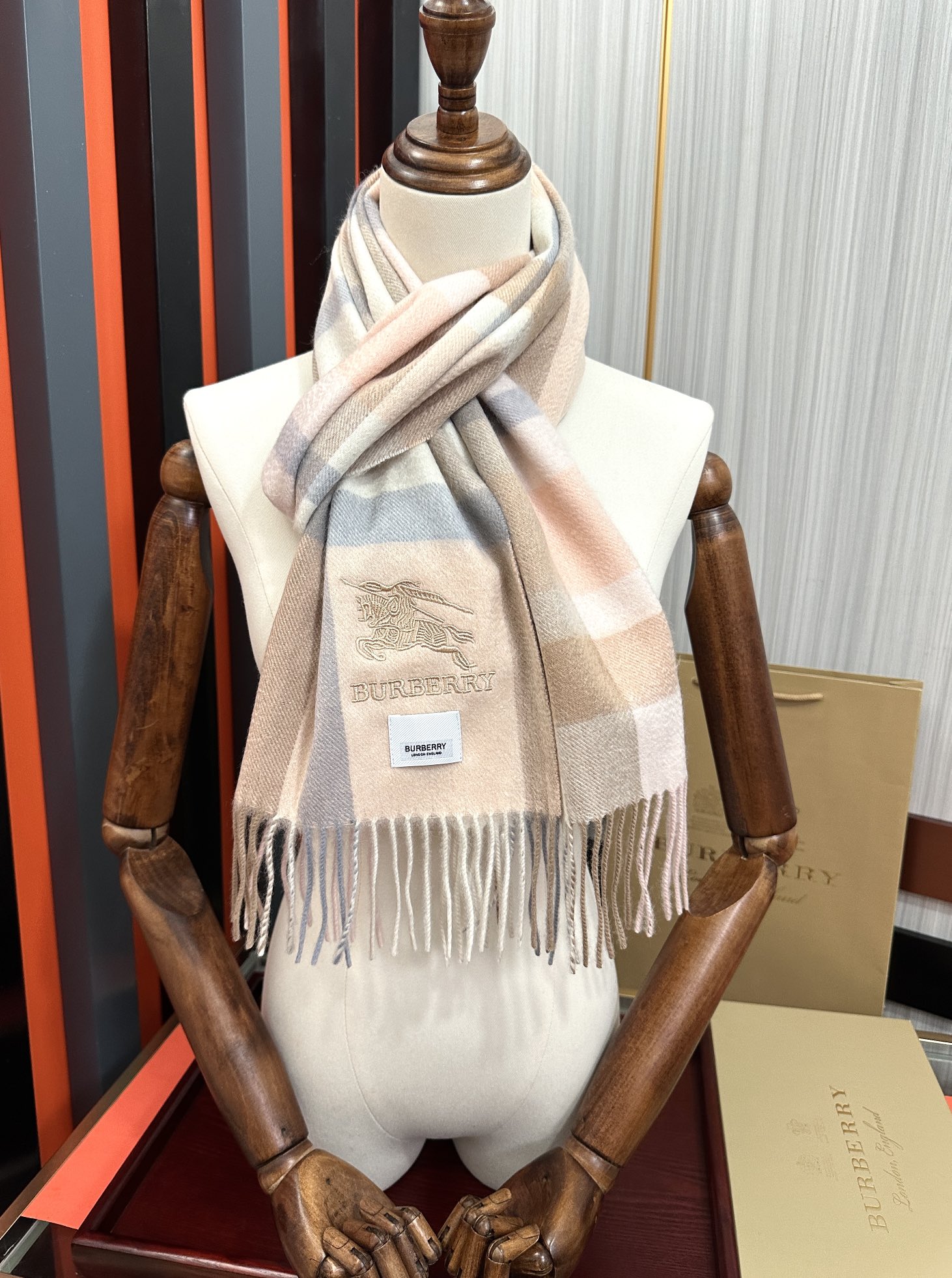 。85%山羊绒  2025巴宝莉【刺绣战马】采用内蒙古顶级山羊绒 最新款男女通用情侣款👫重磅推荐💥 经典