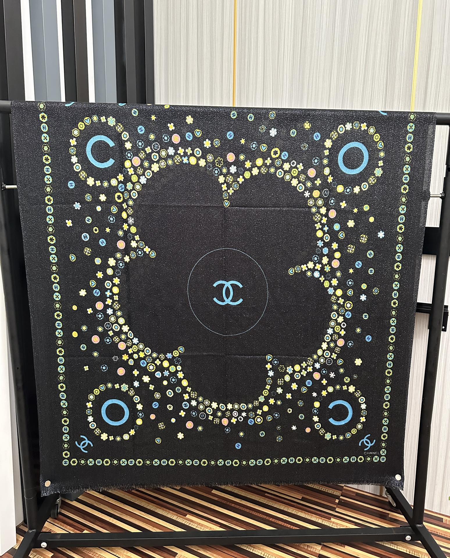 。小香 2025 银丝最新款吃瓜女人们必备款礼物闪闪发光咖啡顶级设计太美了，真心赞👍【羊绒绒长巾】😘💍实