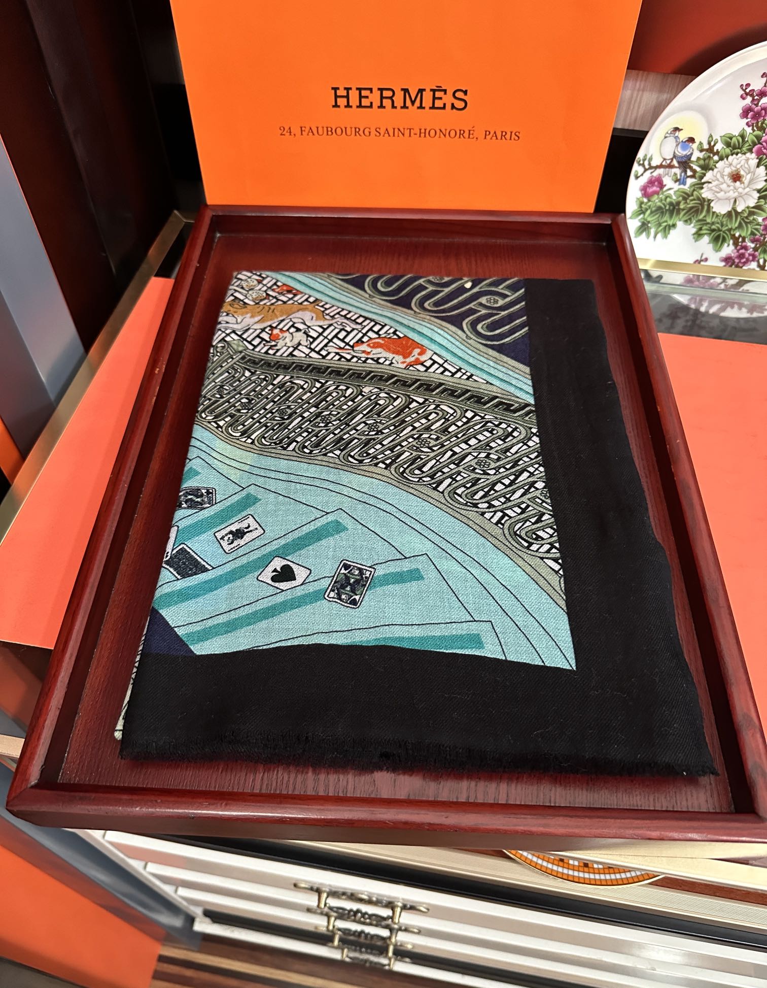 🆕 爱马士2025 最新款【24号之谜】顶级设计太美了，真心赞👍😘💍实物真心美 🎀披肩配以印花💓💃🏻无论