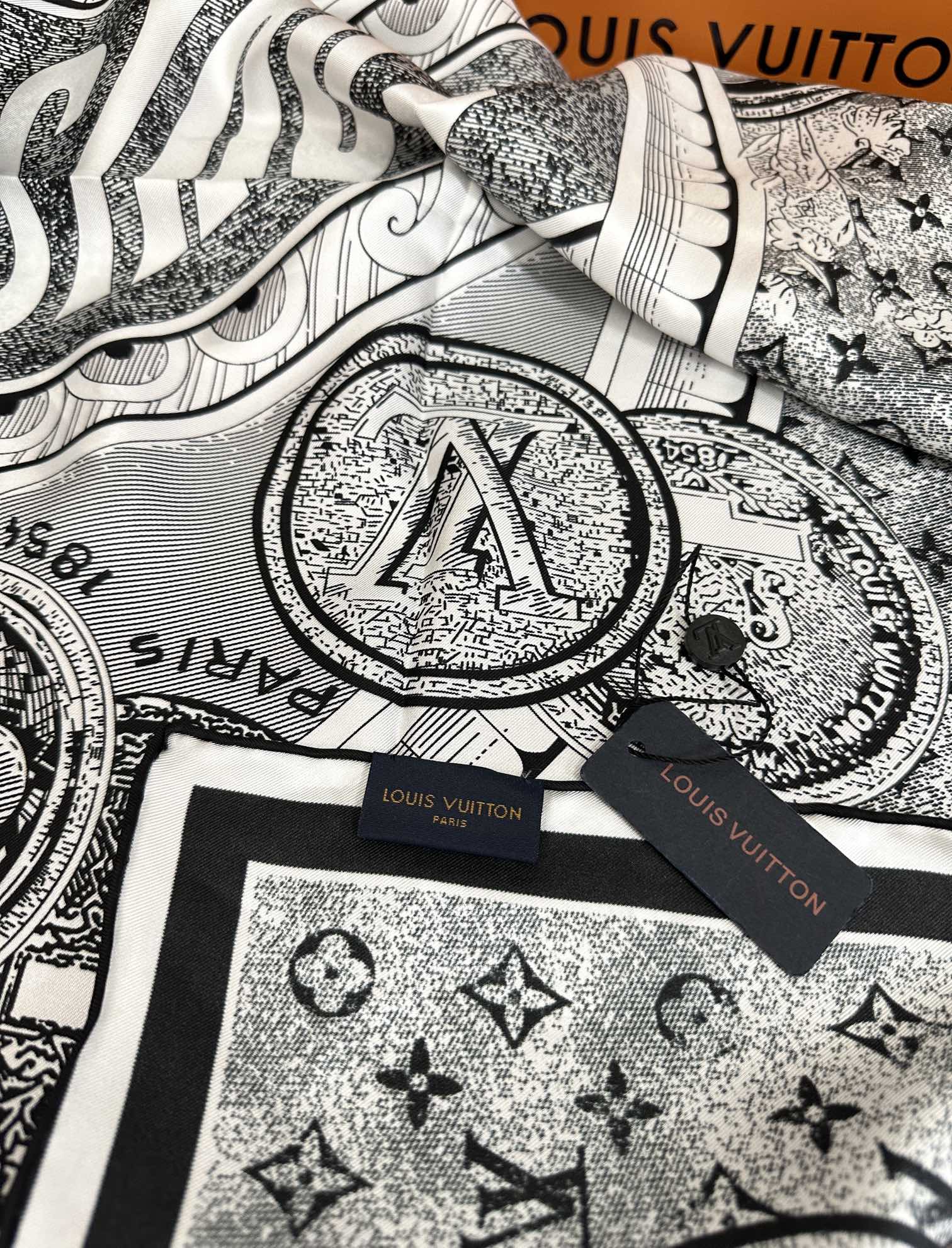 💖Lv家🌟2025【经典款式】真丝方巾👍【高端 大爱❤️女人尤物 】货极少 四季都可以用‼️真心美的让人