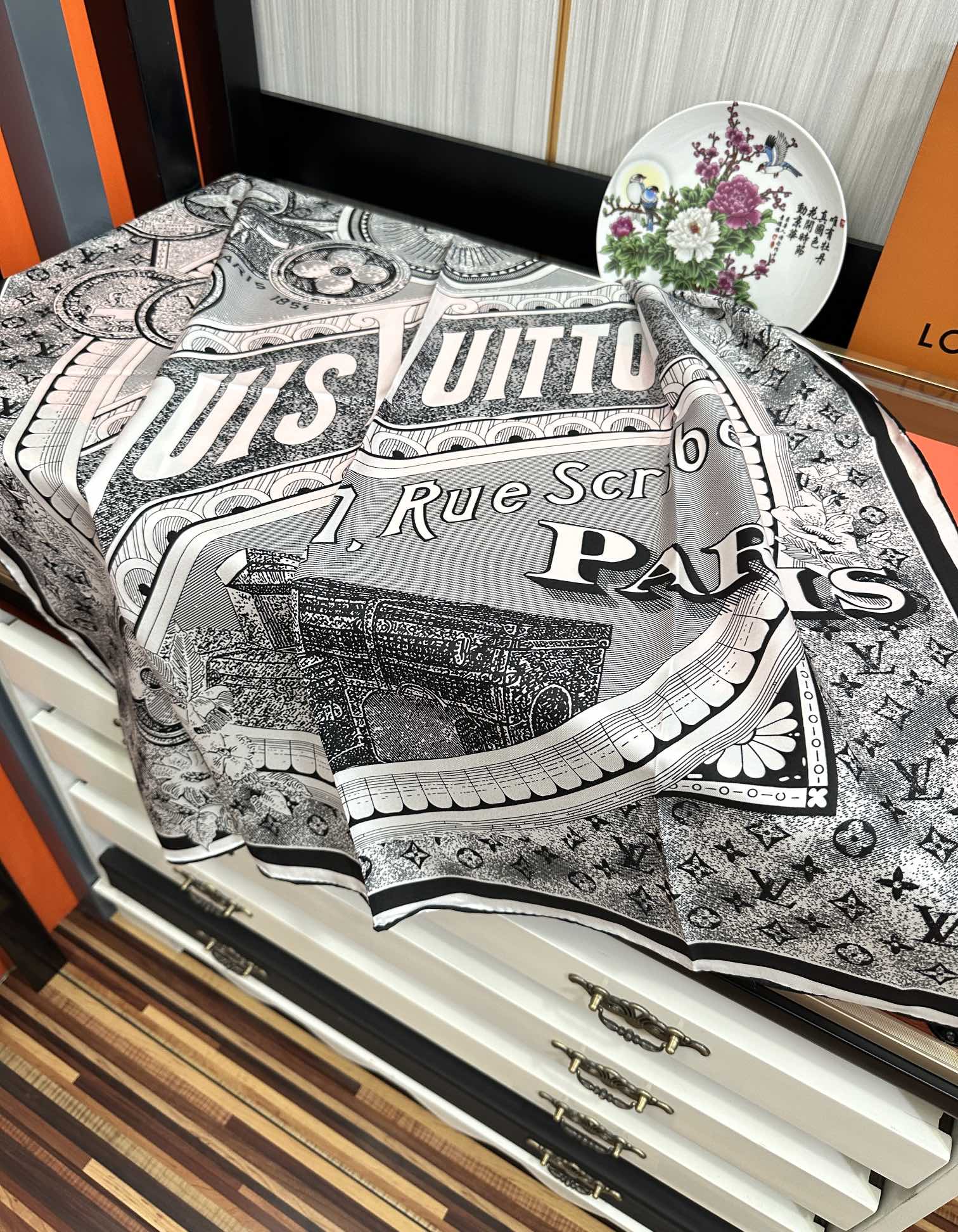 💖Lv家🌟2025【经典款式】真丝方巾👍【高端 大爱❤️女人尤物 】货极少 四季都可以用‼️真心美的让人