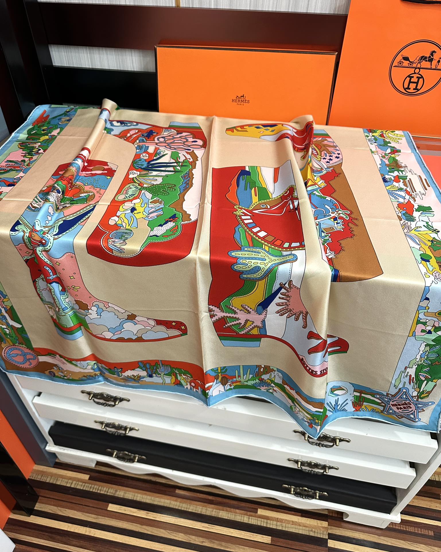 高版本2025 。HERMES 重磅庆祝女士小姐姐们必备款方巾嘴唇精简时髦，太美了發品质感很显好得意好搭