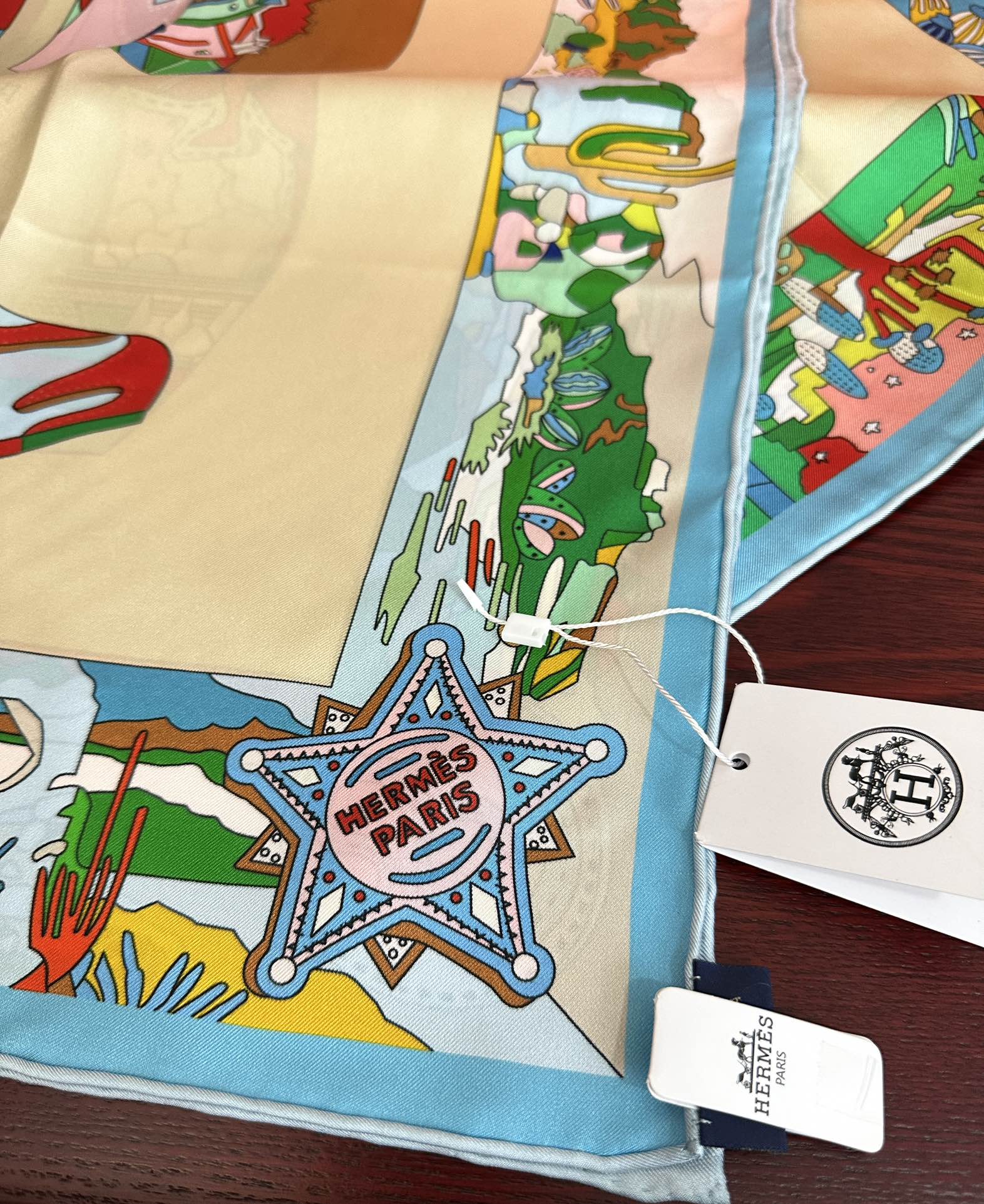 高版本2025 。HERMES 重磅庆祝女士小姐姐们必备款方巾嘴唇精简时髦，太美了發品质感很显好得意好搭