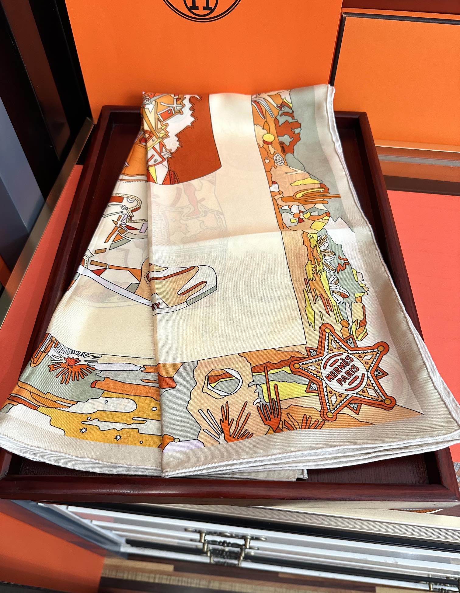 高版本2025 。HERMES 重磅庆祝女士小姐姐们必备款方巾嘴唇精简时髦，太美了發品质感很显好得意好搭