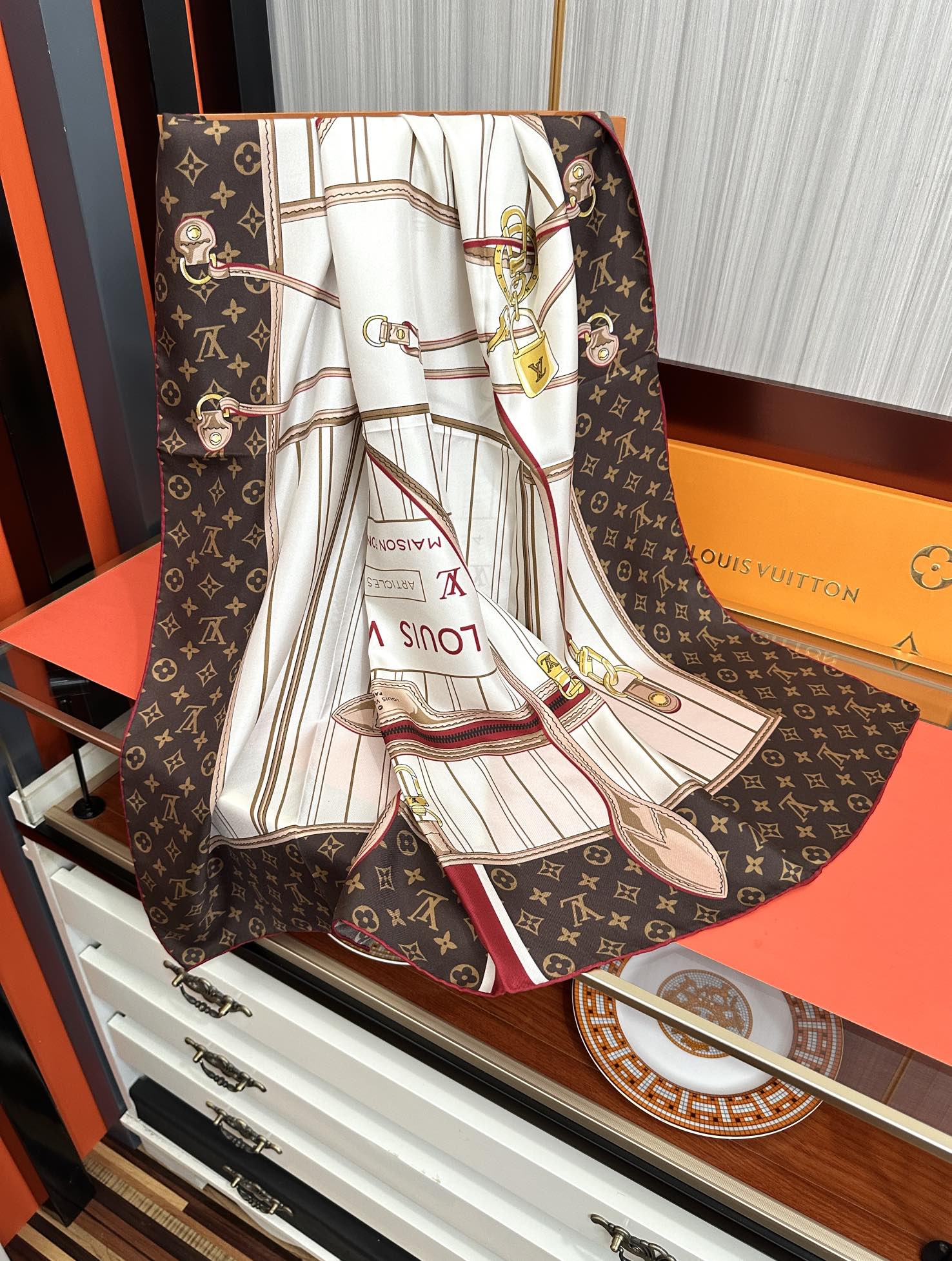  。高版本FENDI庆祝2025本年度最好看的丝巾没有之一了👍满身印有不同尺寸的米色和棕色标志性F Ba