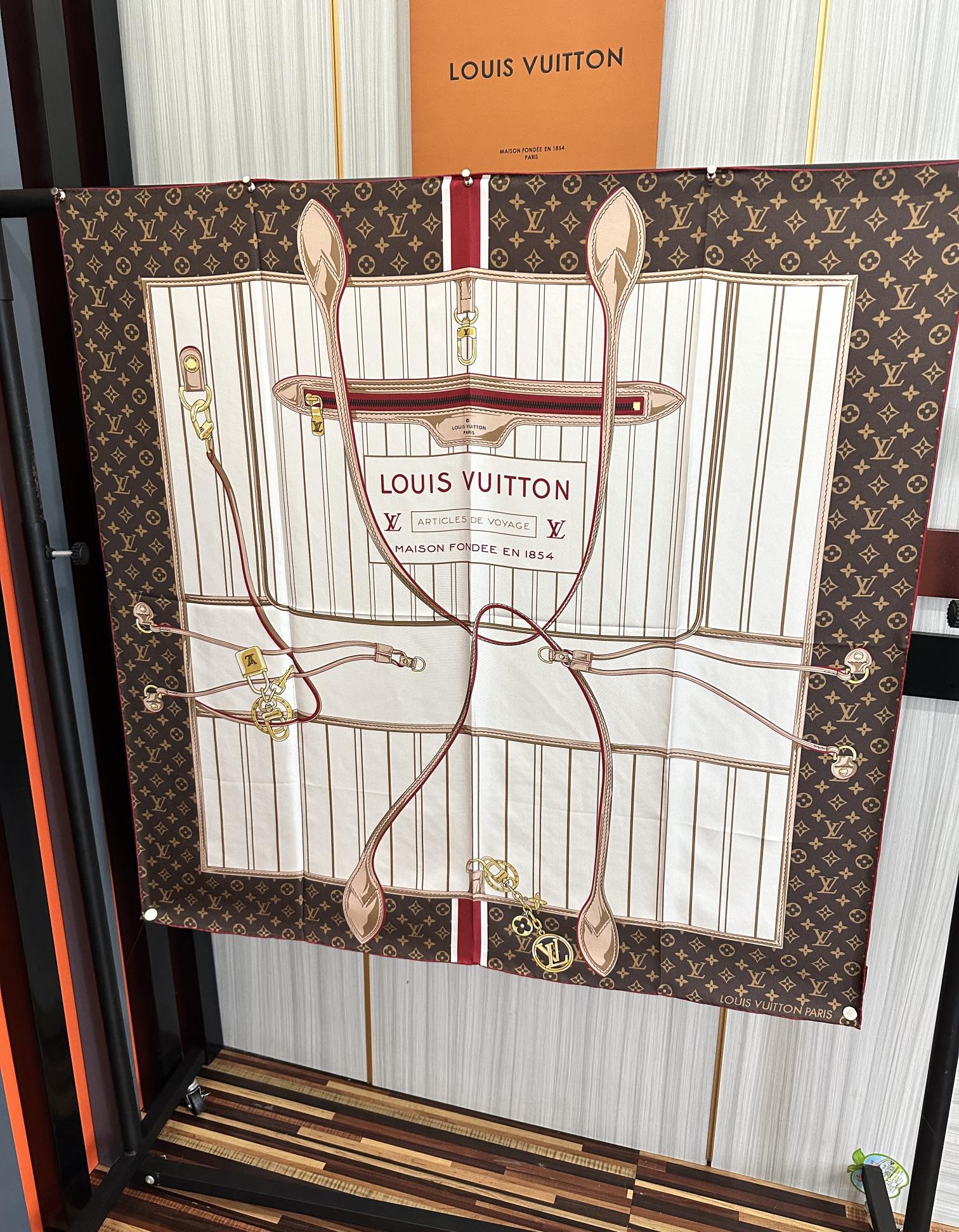  。高版本FENDI庆祝2025本年度最好看的丝巾没有之一了👍满身印有不同尺寸的米色和棕色标志性F Ba