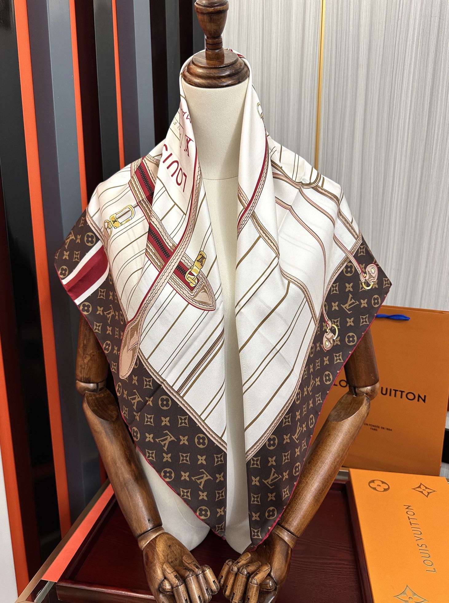  。高版本FENDI庆祝2025本年度最好看的丝巾没有之一了👍满身印有不同尺寸的米色和棕色标志性F Ba