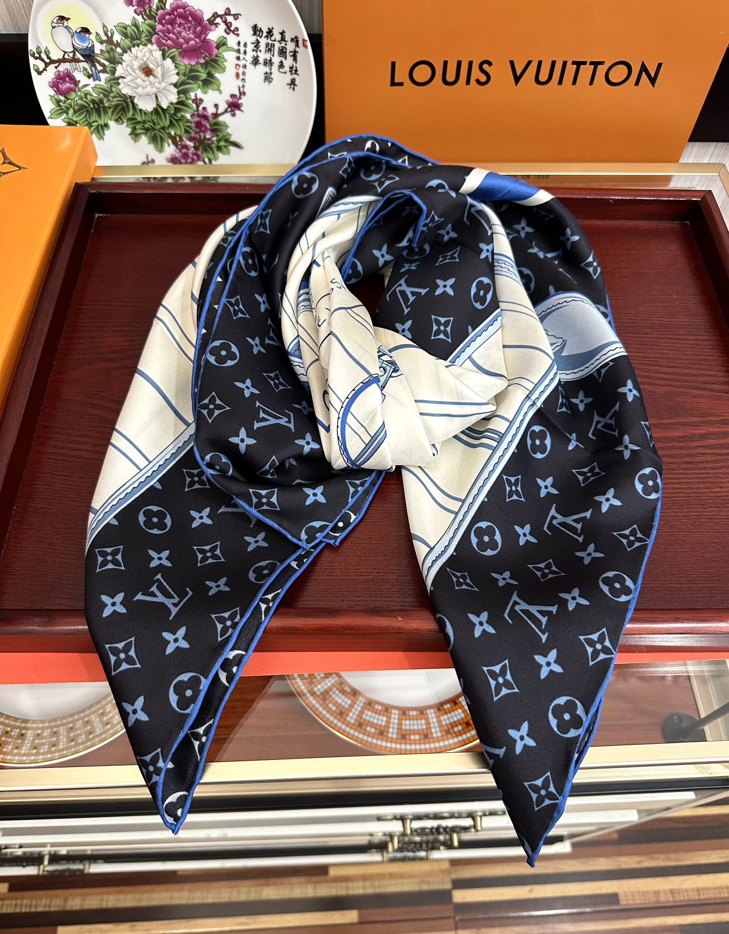  。高版本FENDI庆祝2025本年度最好看的丝巾没有之一了👍满身印有不同尺寸的米色和棕色标志性F Ba