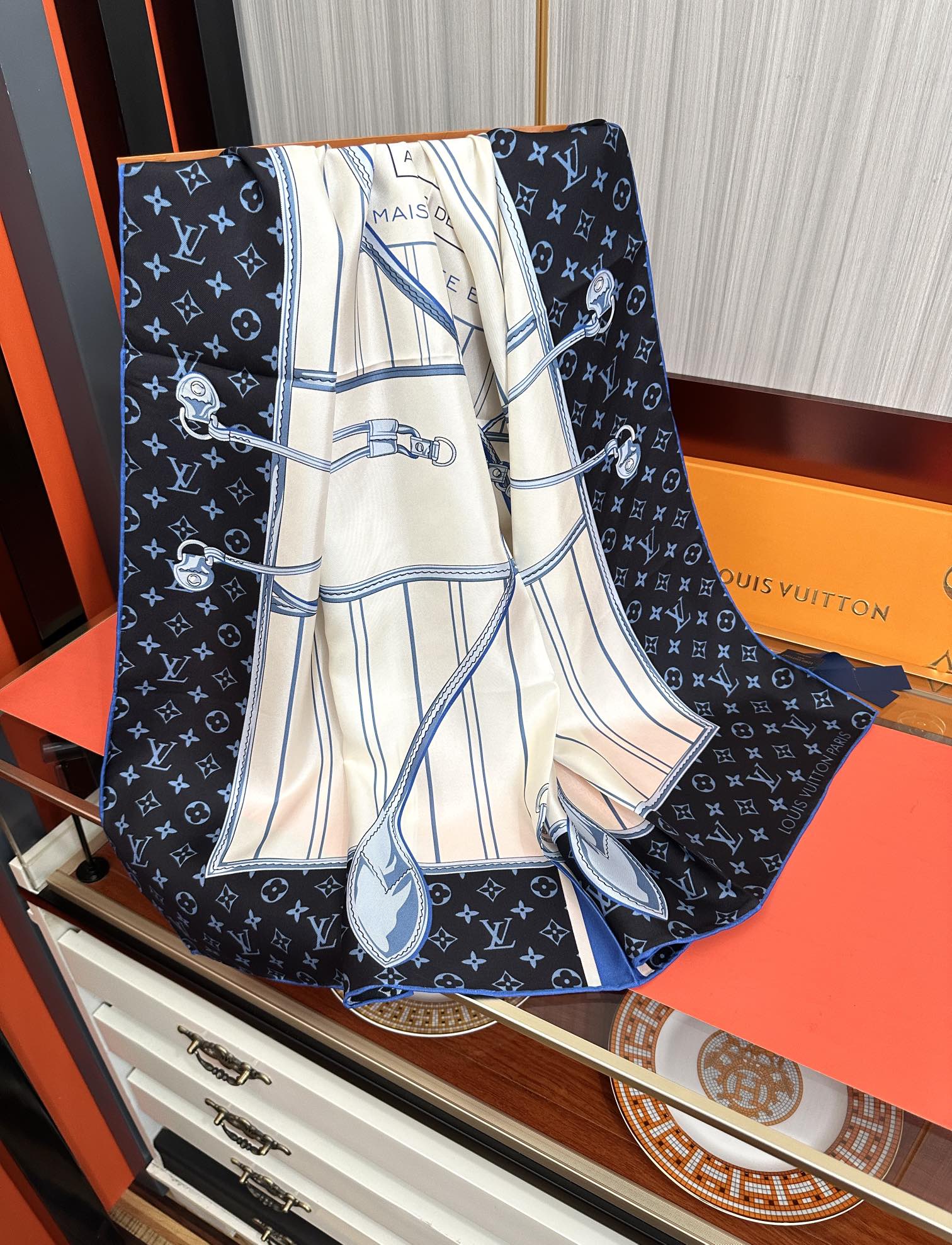  。高版本FENDI庆祝2025本年度最好看的丝巾没有之一了👍满身印有不同尺寸的米色和棕色标志性F Ba