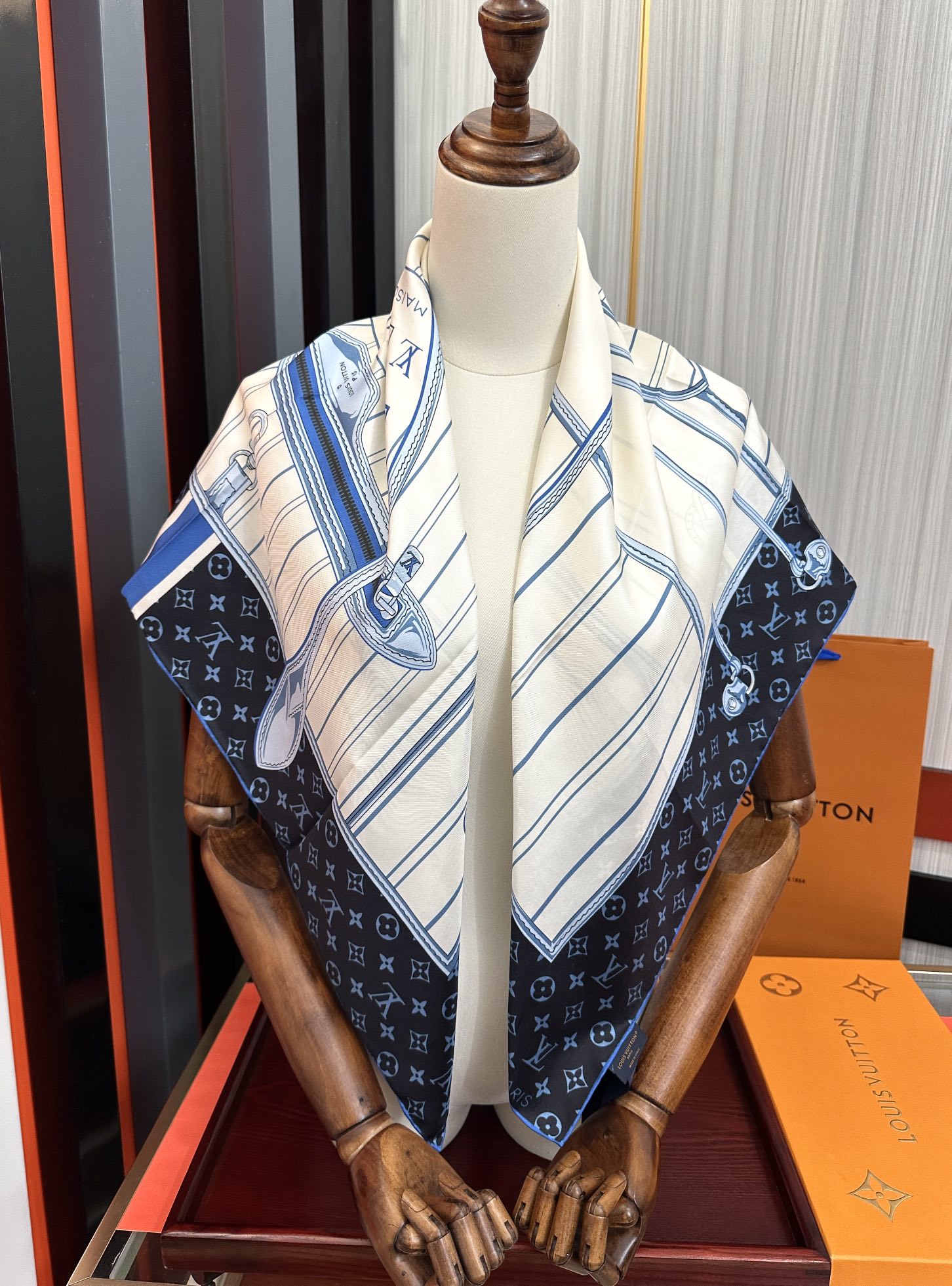  。高版本FENDI庆祝2025本年度最好看的丝巾没有之一了👍满身印有不同尺寸的米色和棕色标志性F Ba