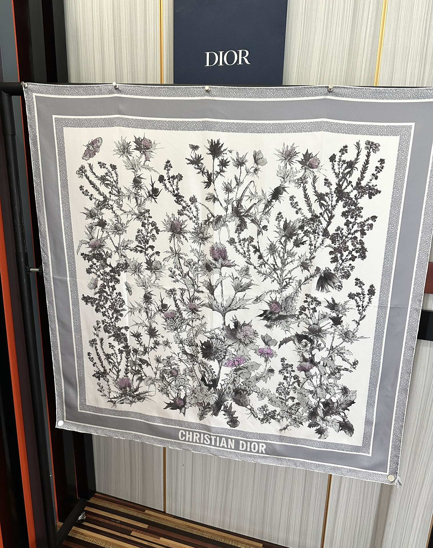  。高版本Dior Chardons 图案印花玫瑰展示象征着保护、韧性和自由的苏格兰国花得意采用白色和蓝