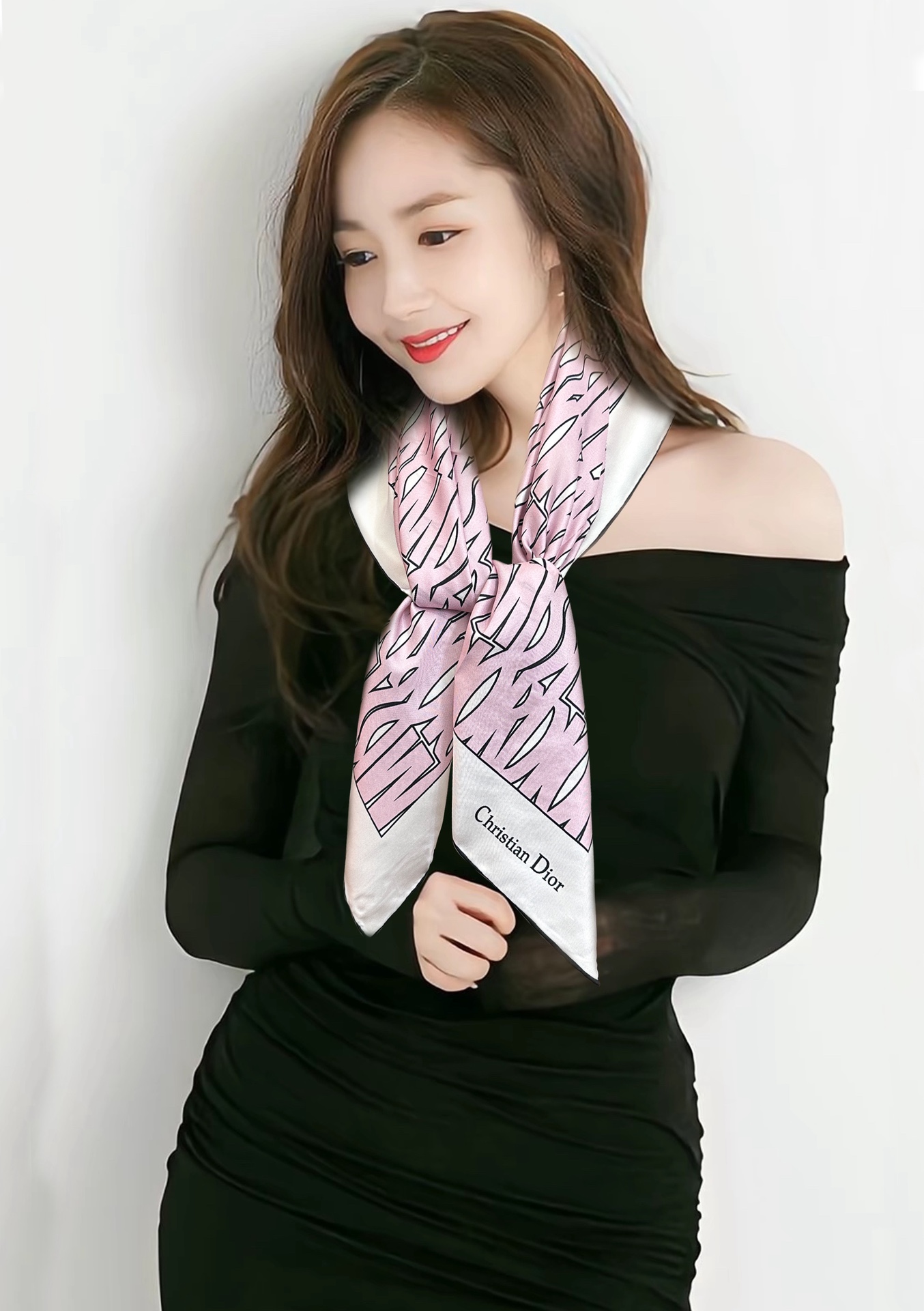  。Dior Chardons 2025新款 图案印花得意展示象征着保护色韧性和自由的苏格兰庆祝采用粉色