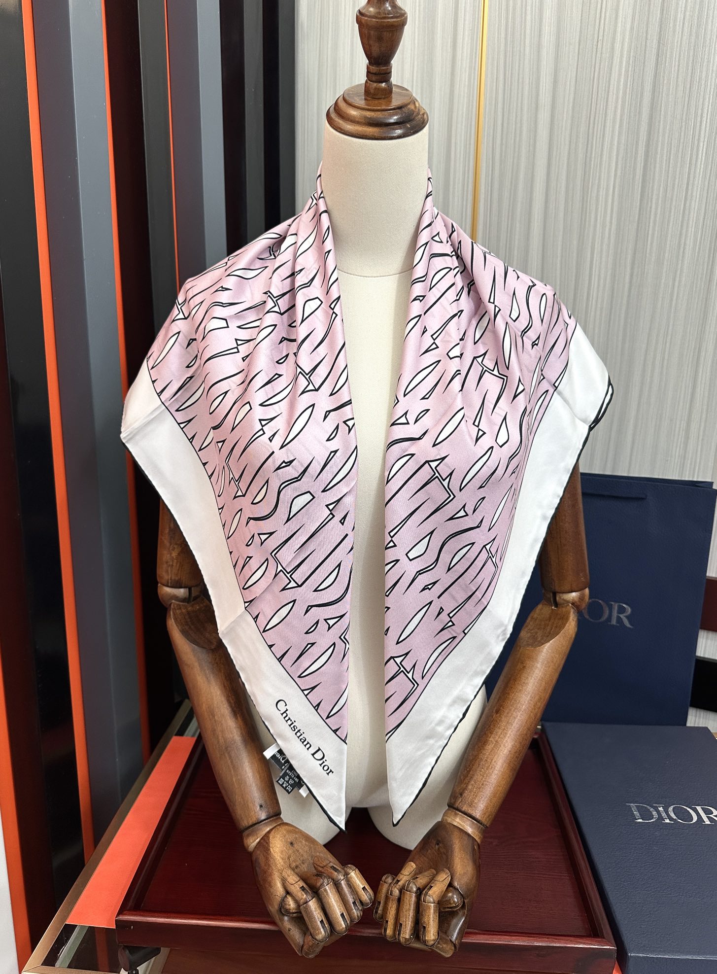  。Dior Chardons 2025新款 图案印花得意展示象征着保护色韧性和自由的苏格兰庆祝采用粉色