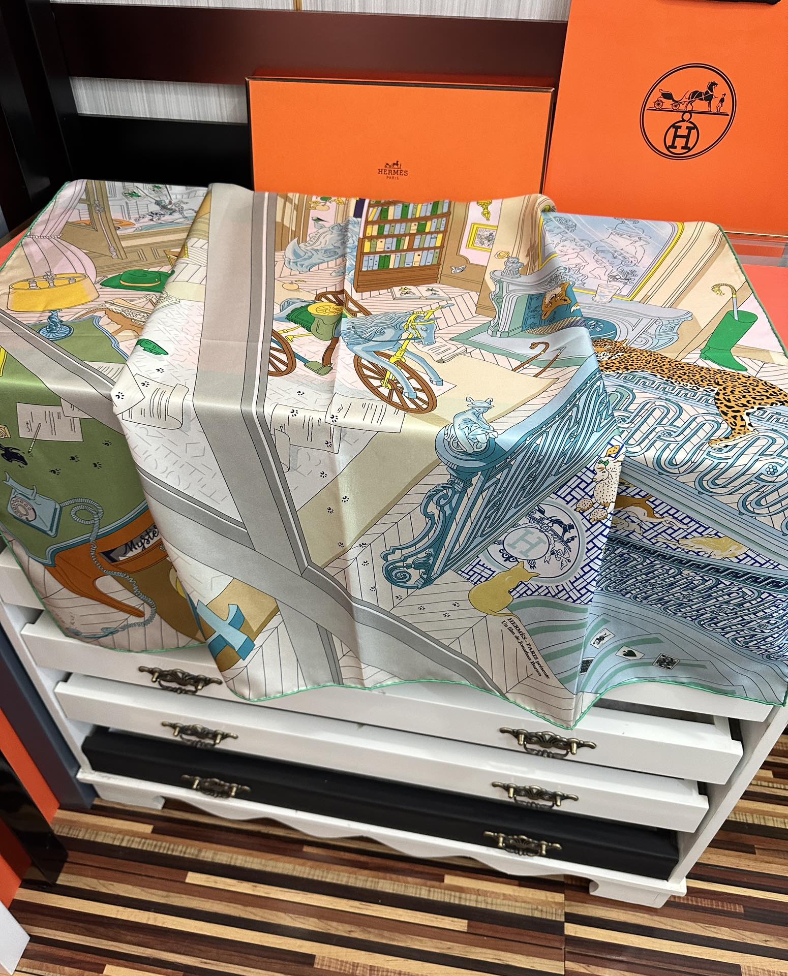 。高品质2025HERMES 【24号之谜】太阳精致卷边嘴唇太美了品质感很显好得意好搭到上瘾的丝巾色带着