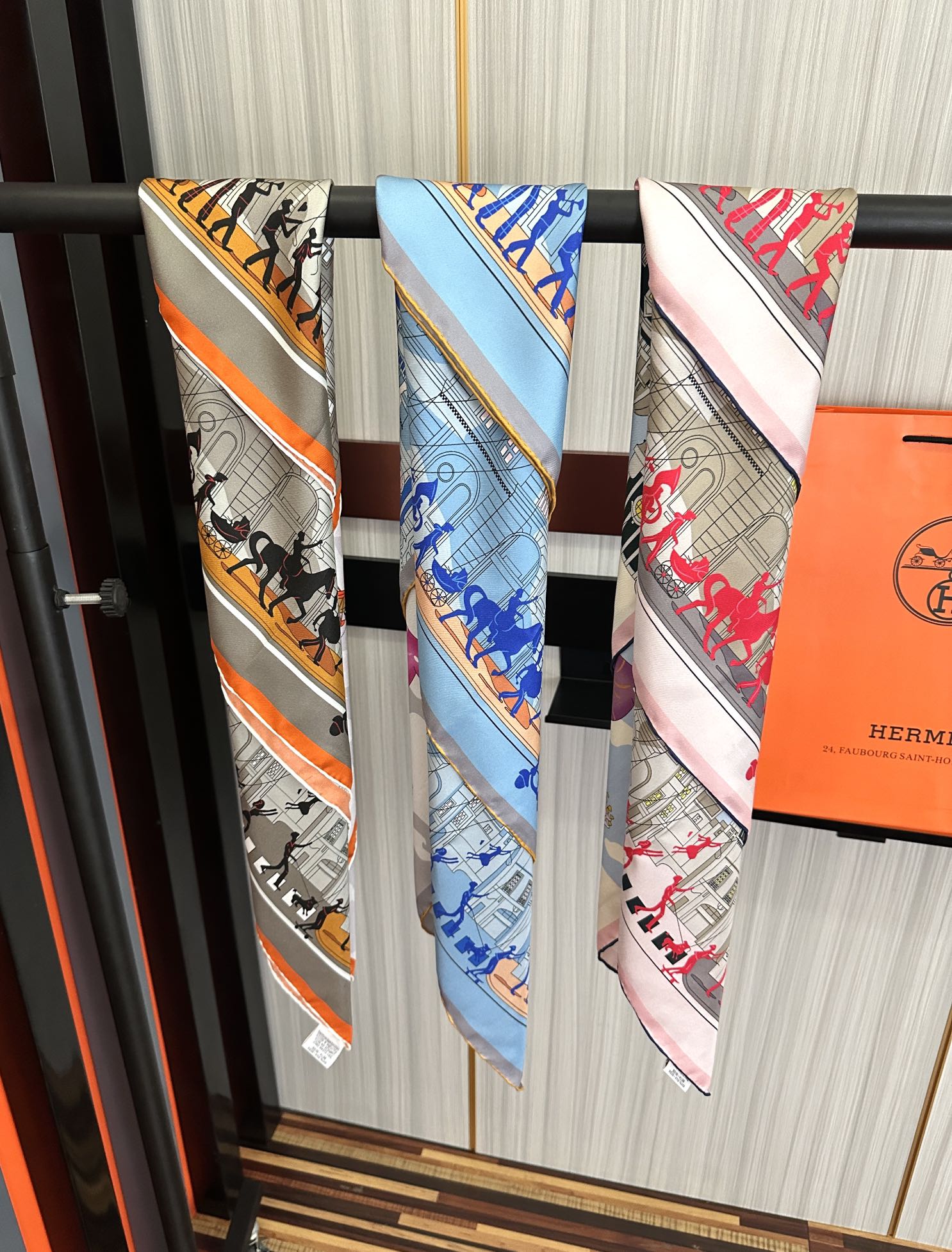 高版本。HERMES 2025官网同步 【爱马仕巡游】太阳精致卷边嘴唇品质感很显好得意好搭到上瘾的丝巾色