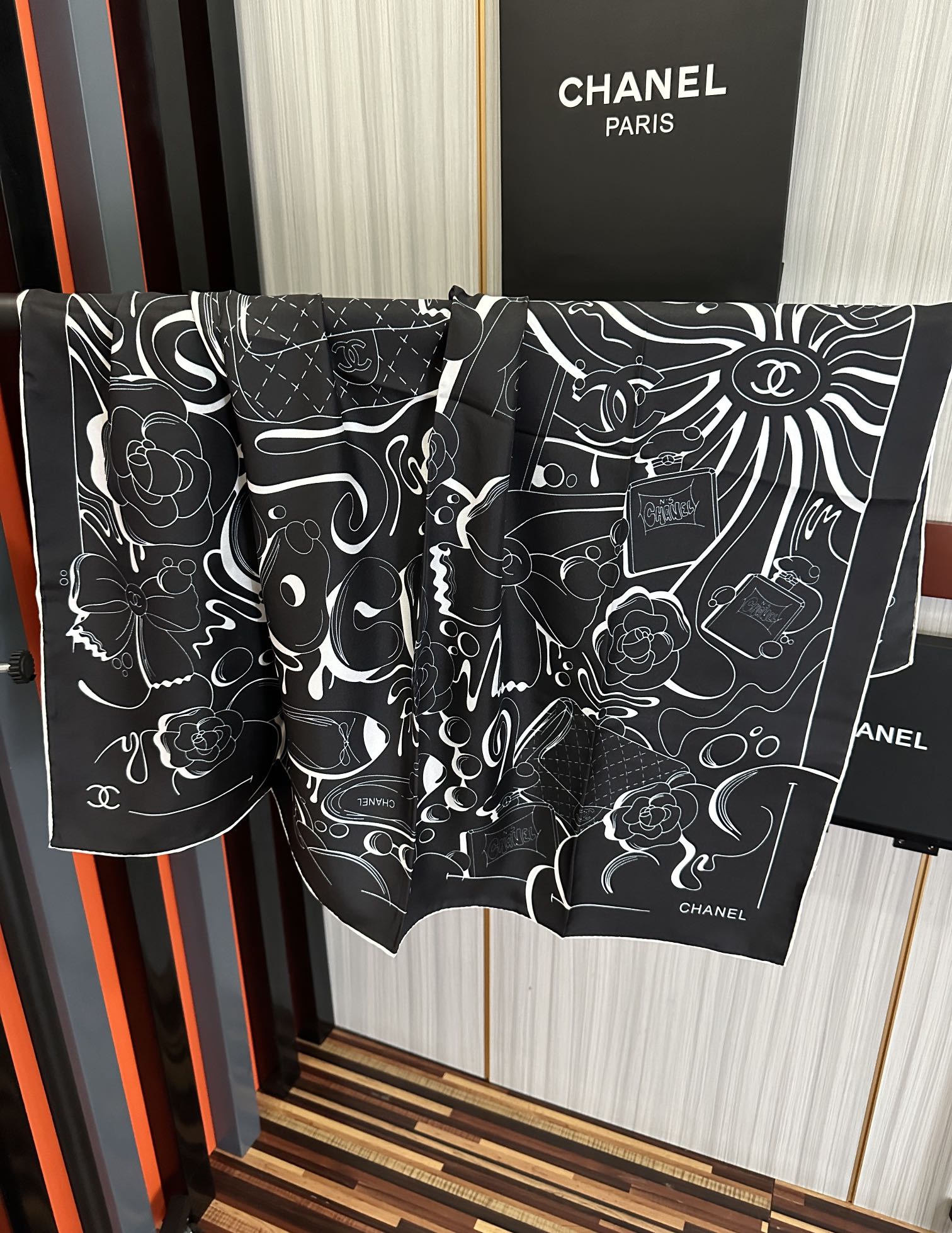 。 香奈儿 【山茶花5号香水瓶】👍2025香奶奶永远都是比较经典發一条印有5号香水瓶跟四叶草交织图案巧妙