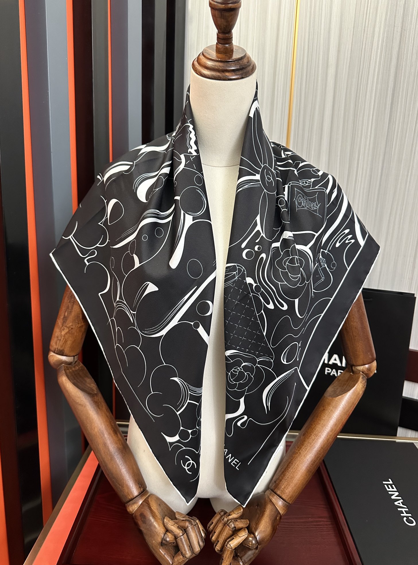 。 香奈儿 【山茶花5号香水瓶】👍2025香奶奶永远都是比较经典發一条印有5号香水瓶跟四叶草交织图案巧妙