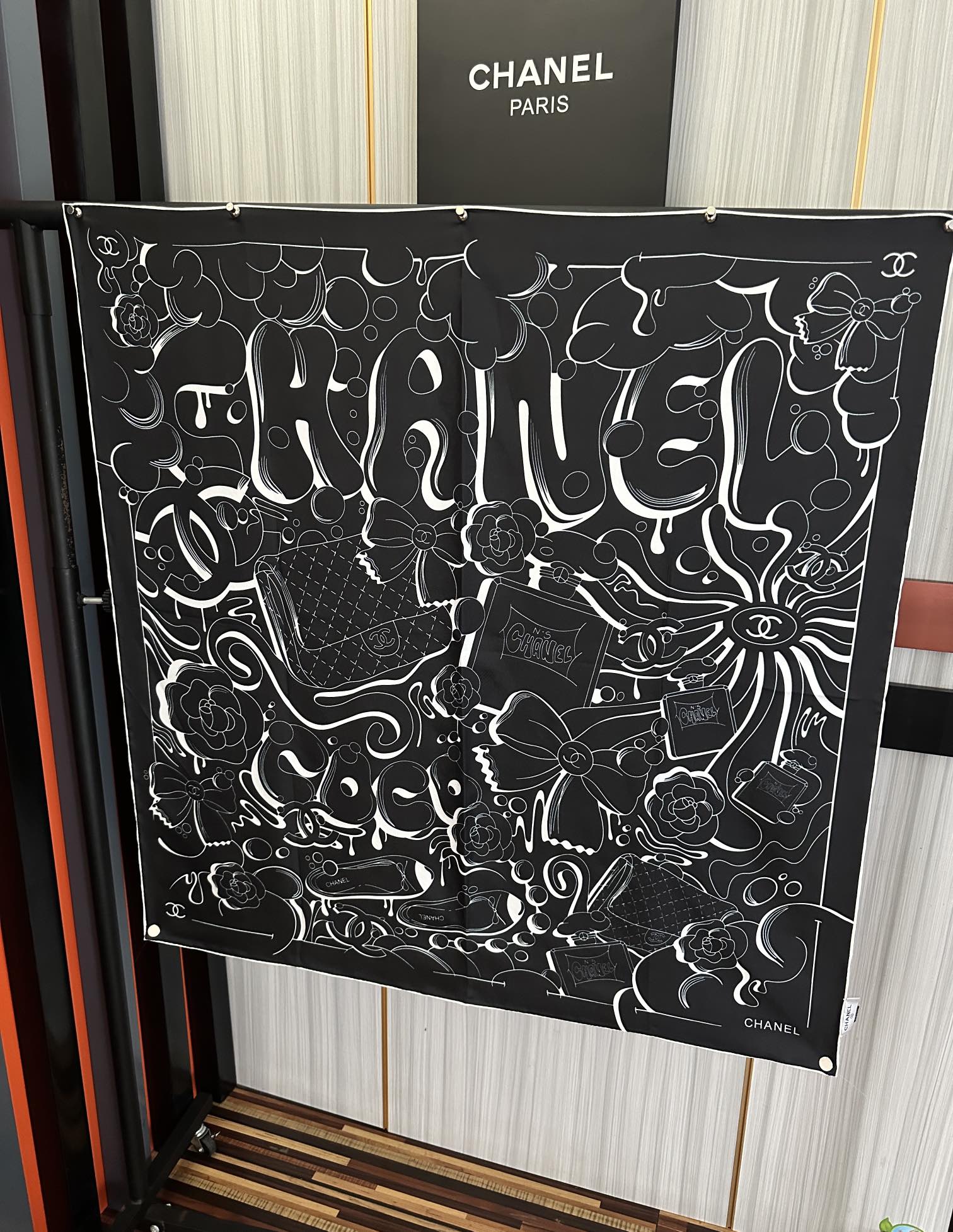 。 香奈儿 【山茶花5号香水瓶】👍2025香奶奶永远都是比较经典發一条印有5号香水瓶跟四叶草交织图案巧妙