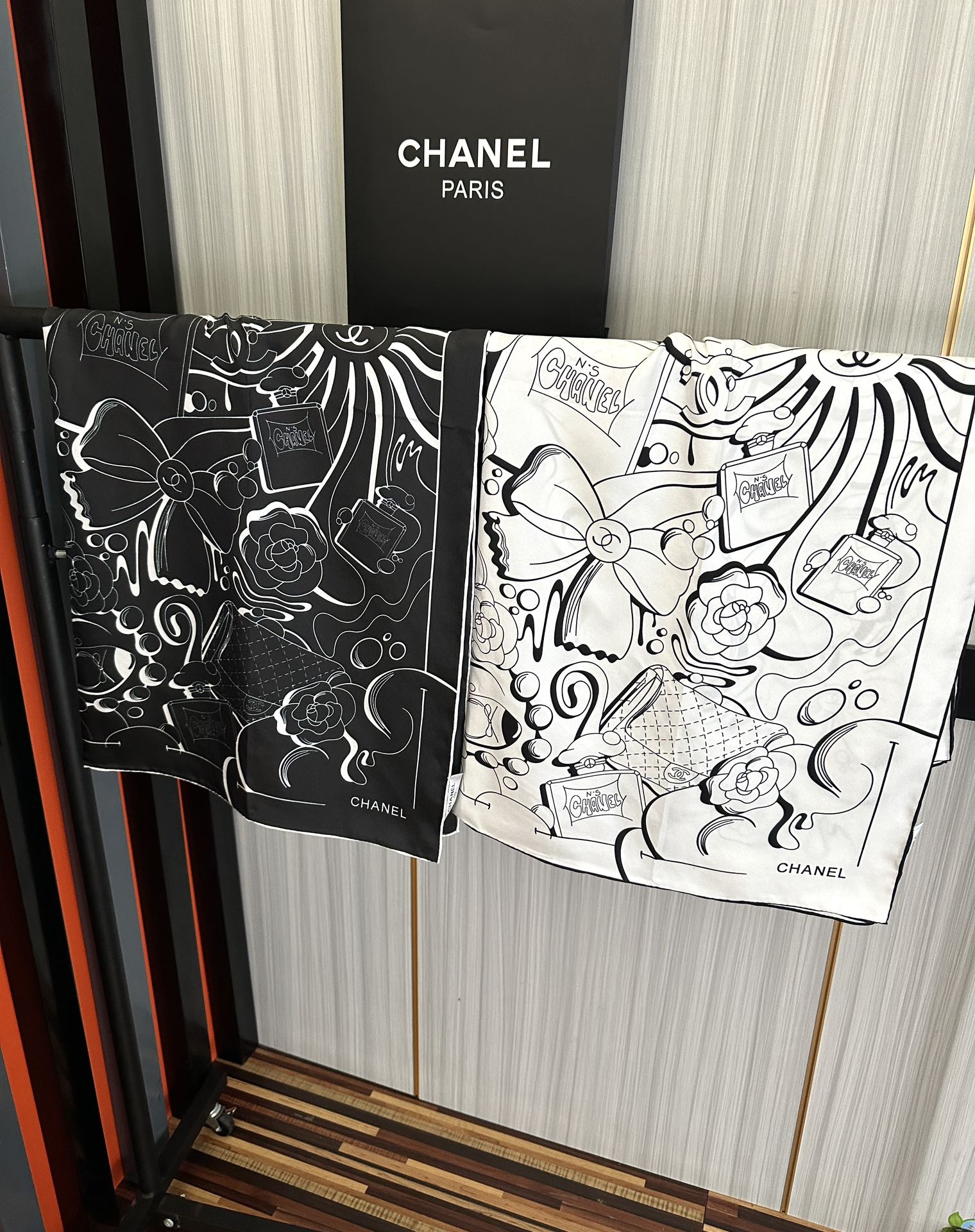 。 香奈儿 【山茶花5号香水瓶】👍2025香奶奶永远都是比较经典發一条印有5号香水瓶跟四叶草交织图案巧妙