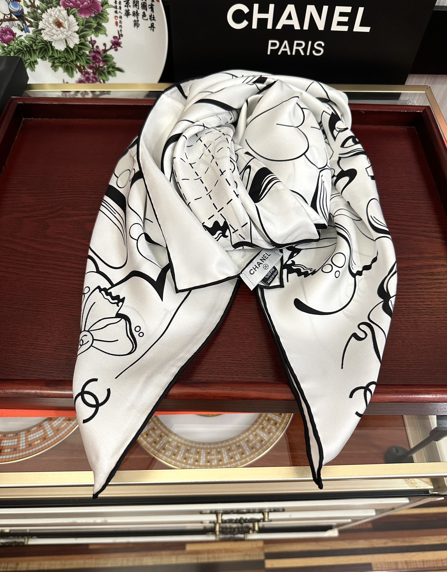 。 香奈儿 【山茶花5号香水瓶】👍2025香奶奶永远都是比较经典發一条印有5号香水瓶跟四叶草交织图案巧妙